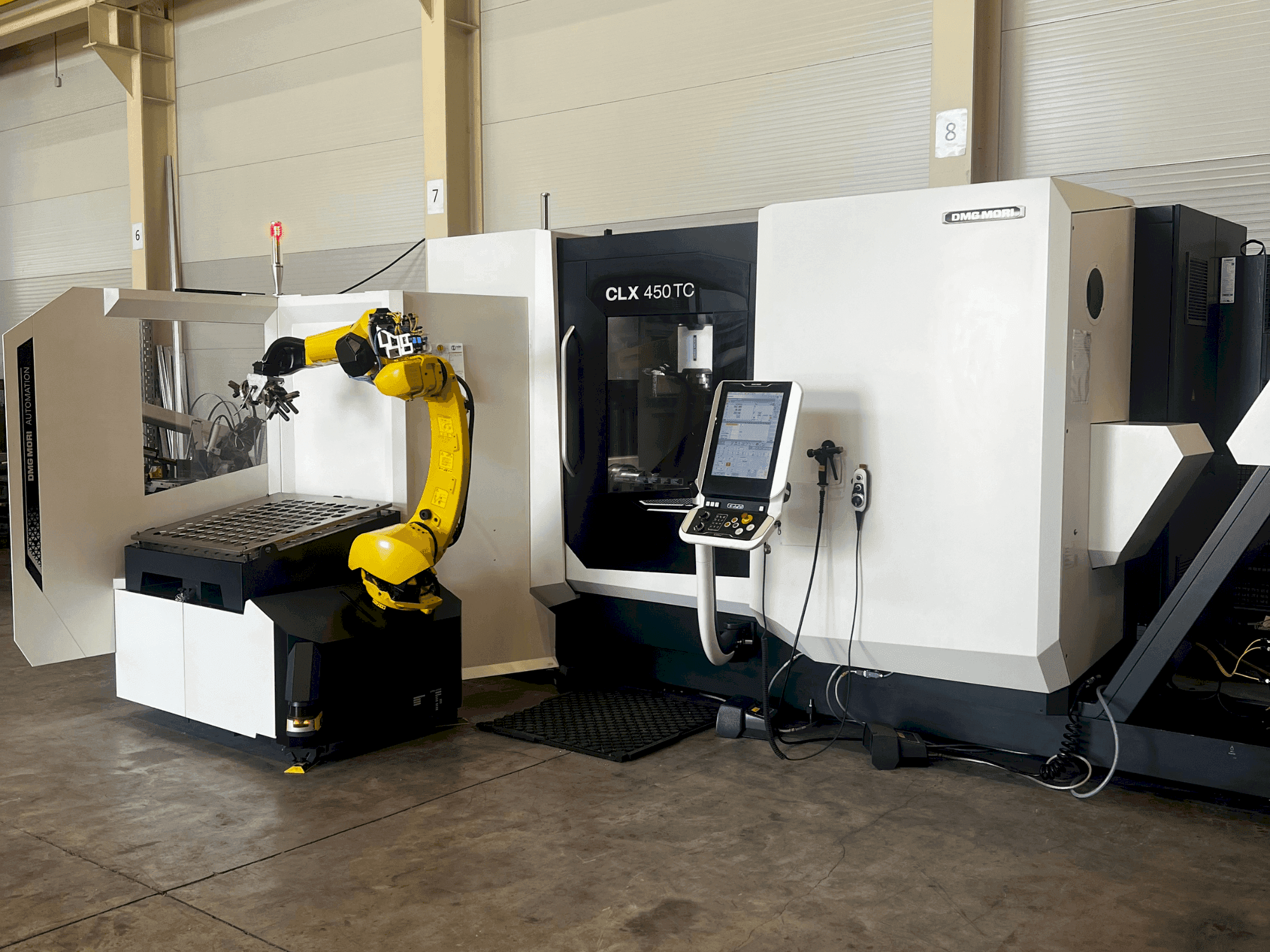 Vista frontal de la máquina DMG MORI CLX 450 TC