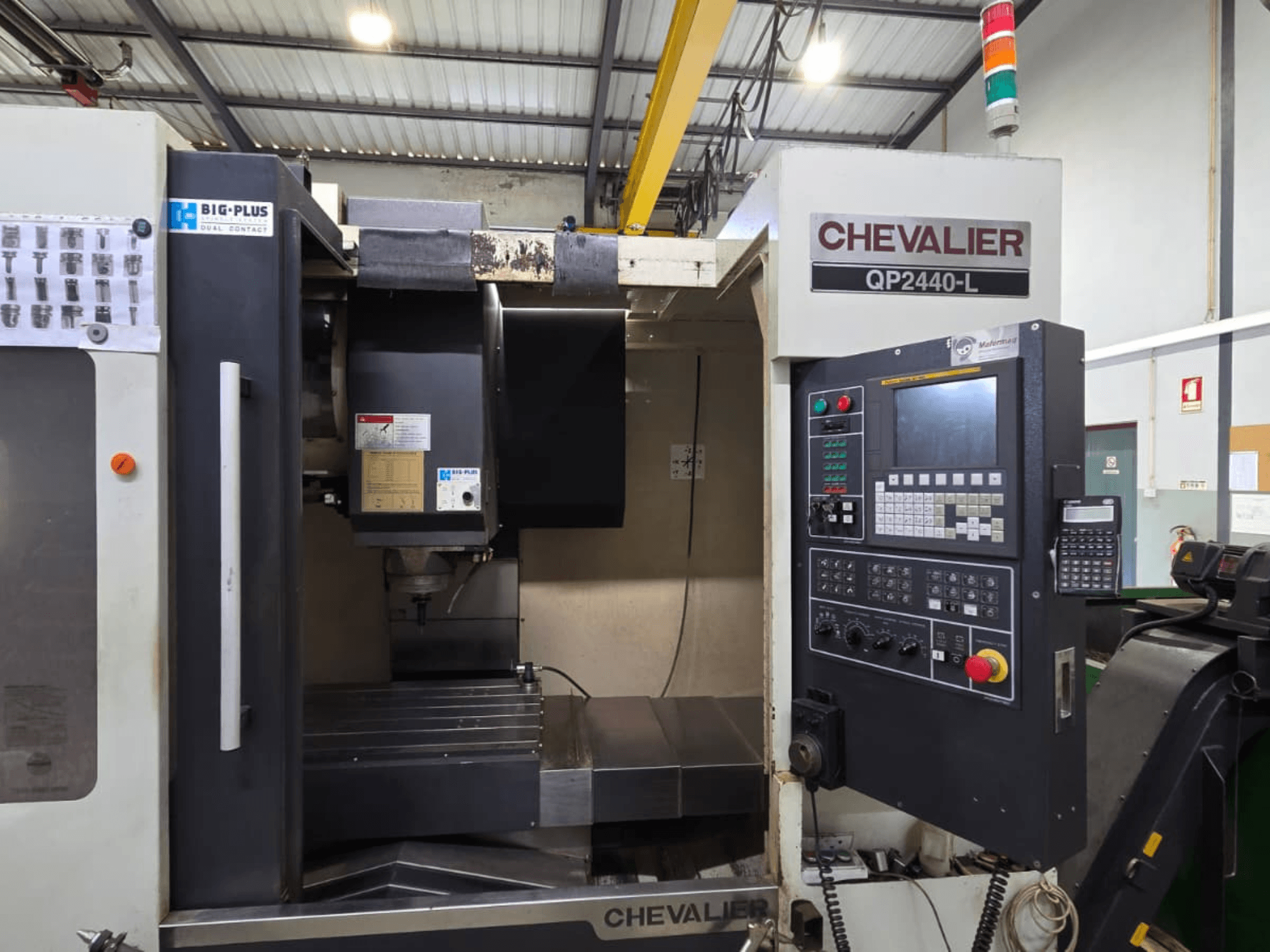 Centro de mecanizado vertical Chevalier QP2440-L, vista frontal que muestra el panel de control y la zona de mecanizado.