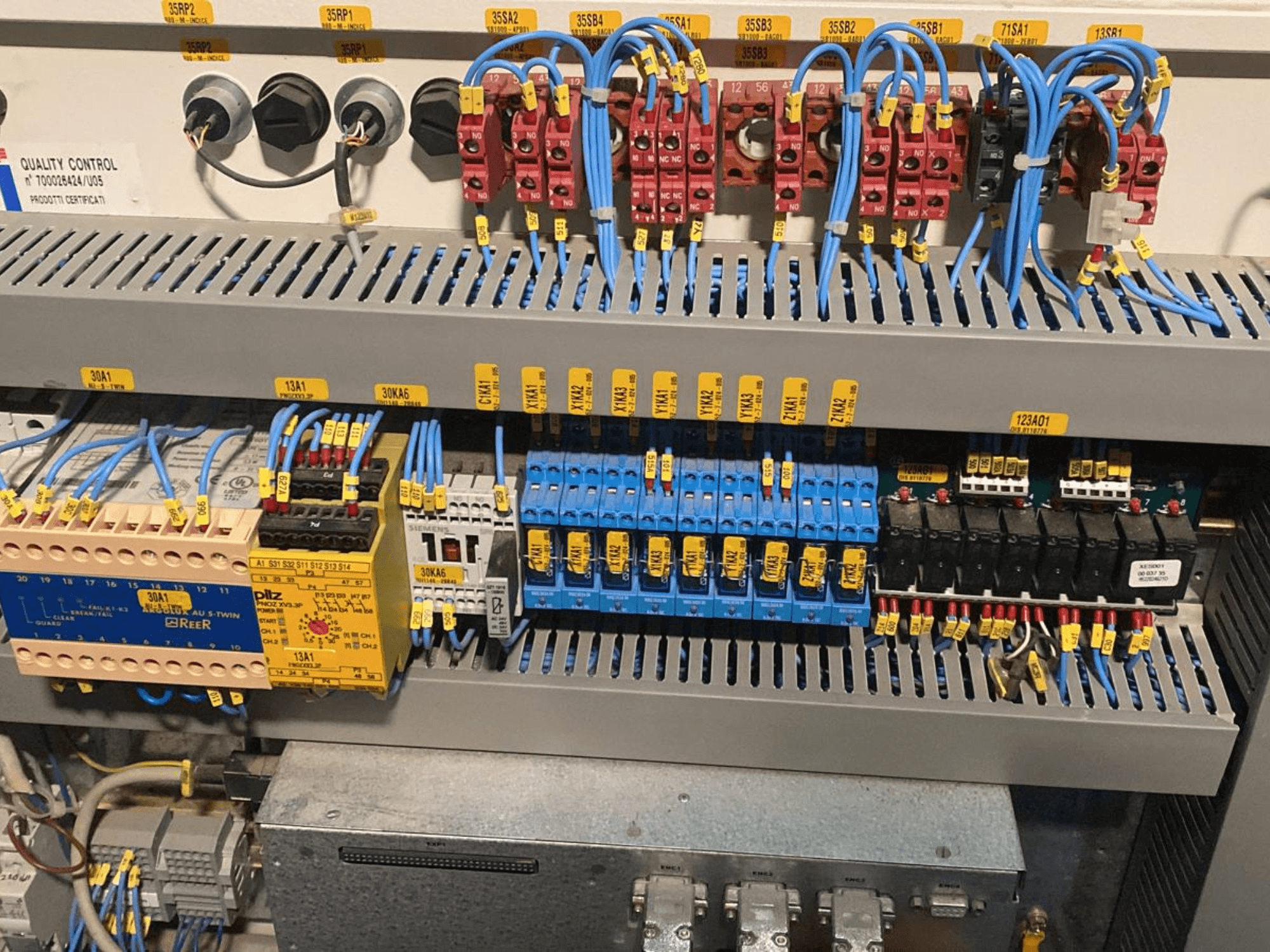 Centro de mecanizado CNC de la madera SCM PRATIX 48 NST panel de control, con cableado etiquetado y varios relés, vista frontal.
