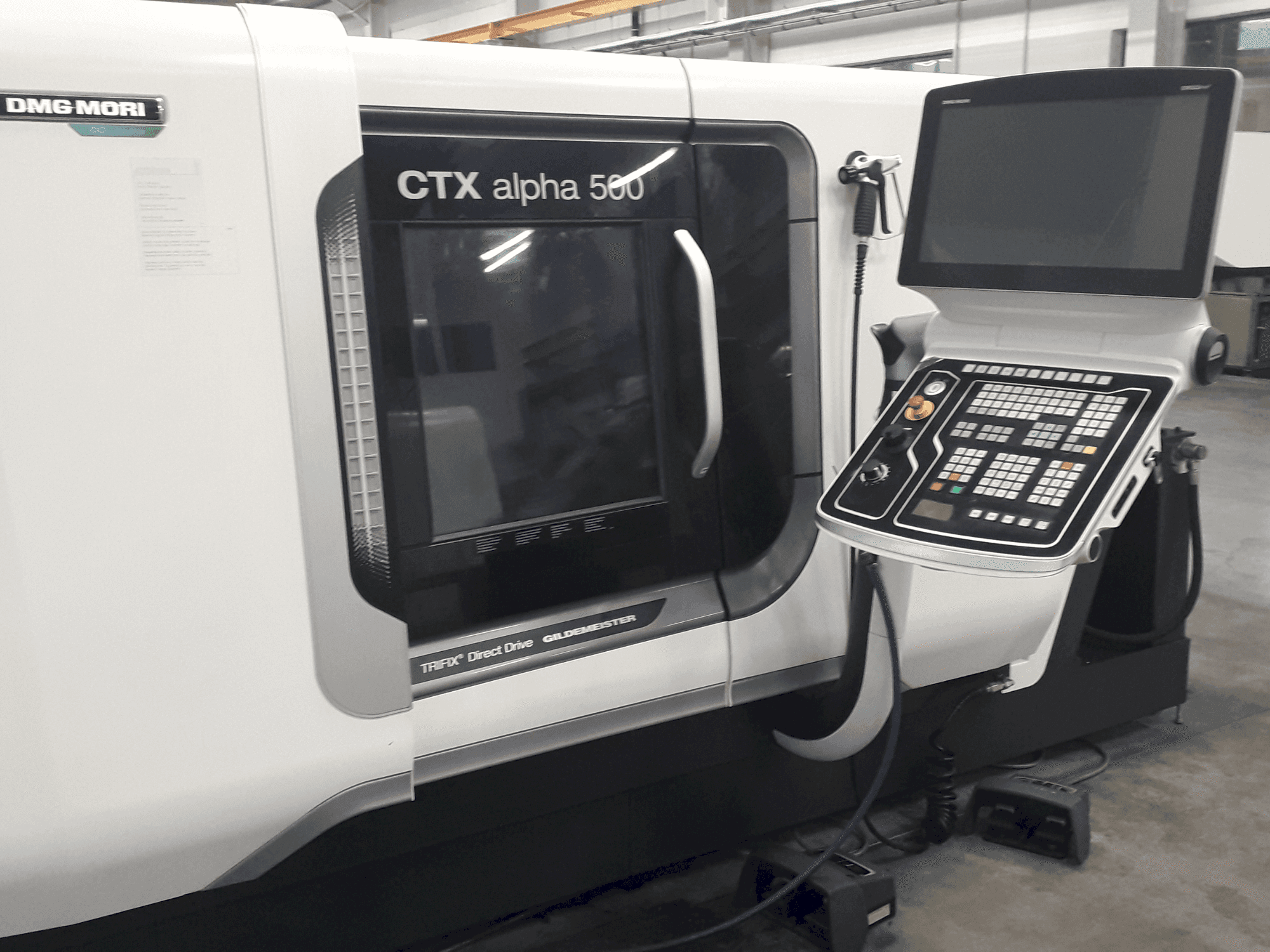 Vista frontal de la máquina DMG MORI CTX Alpha 500 V6