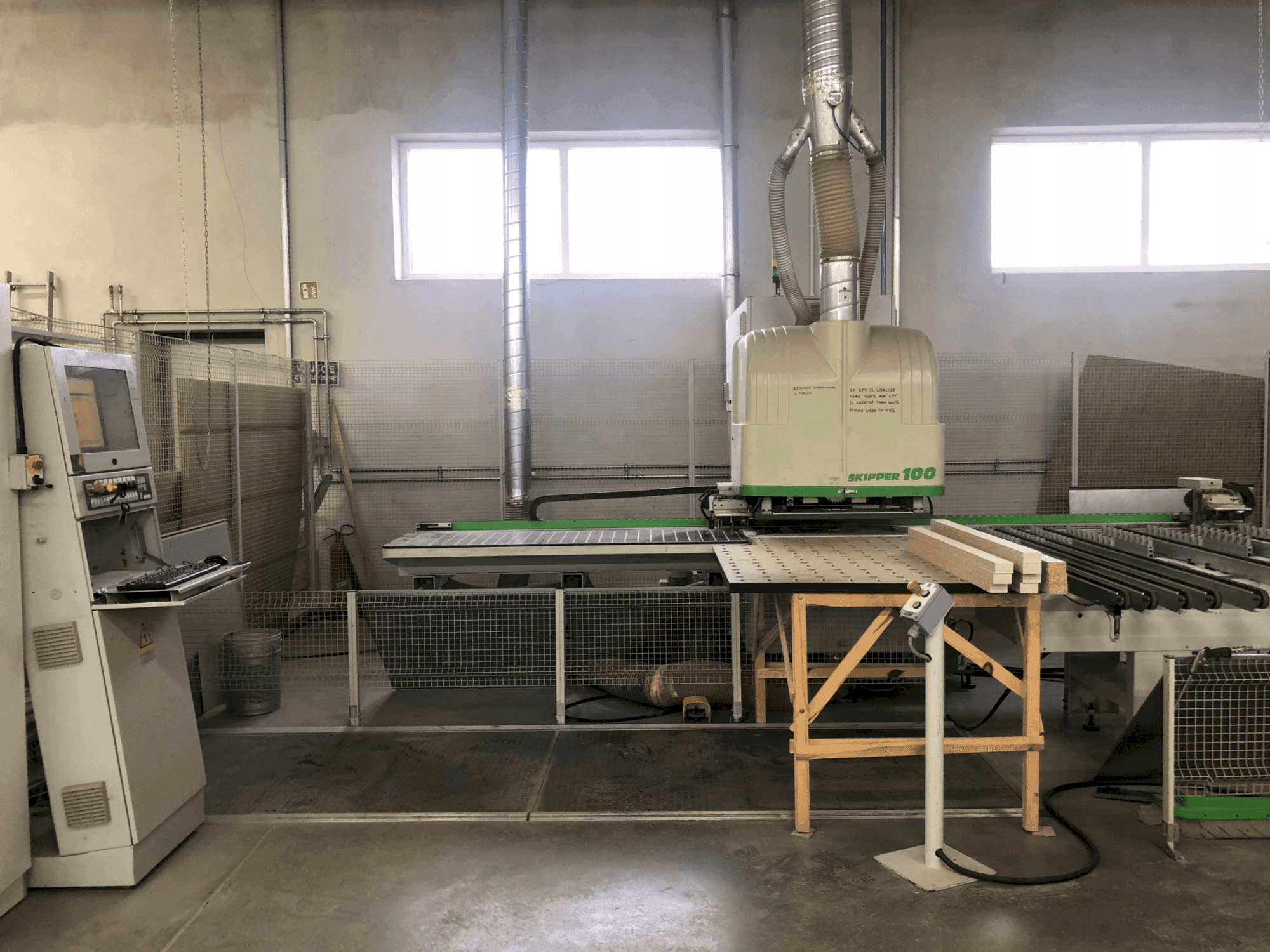 Vista frontal de la máquina BIESSE SKIPPER 100