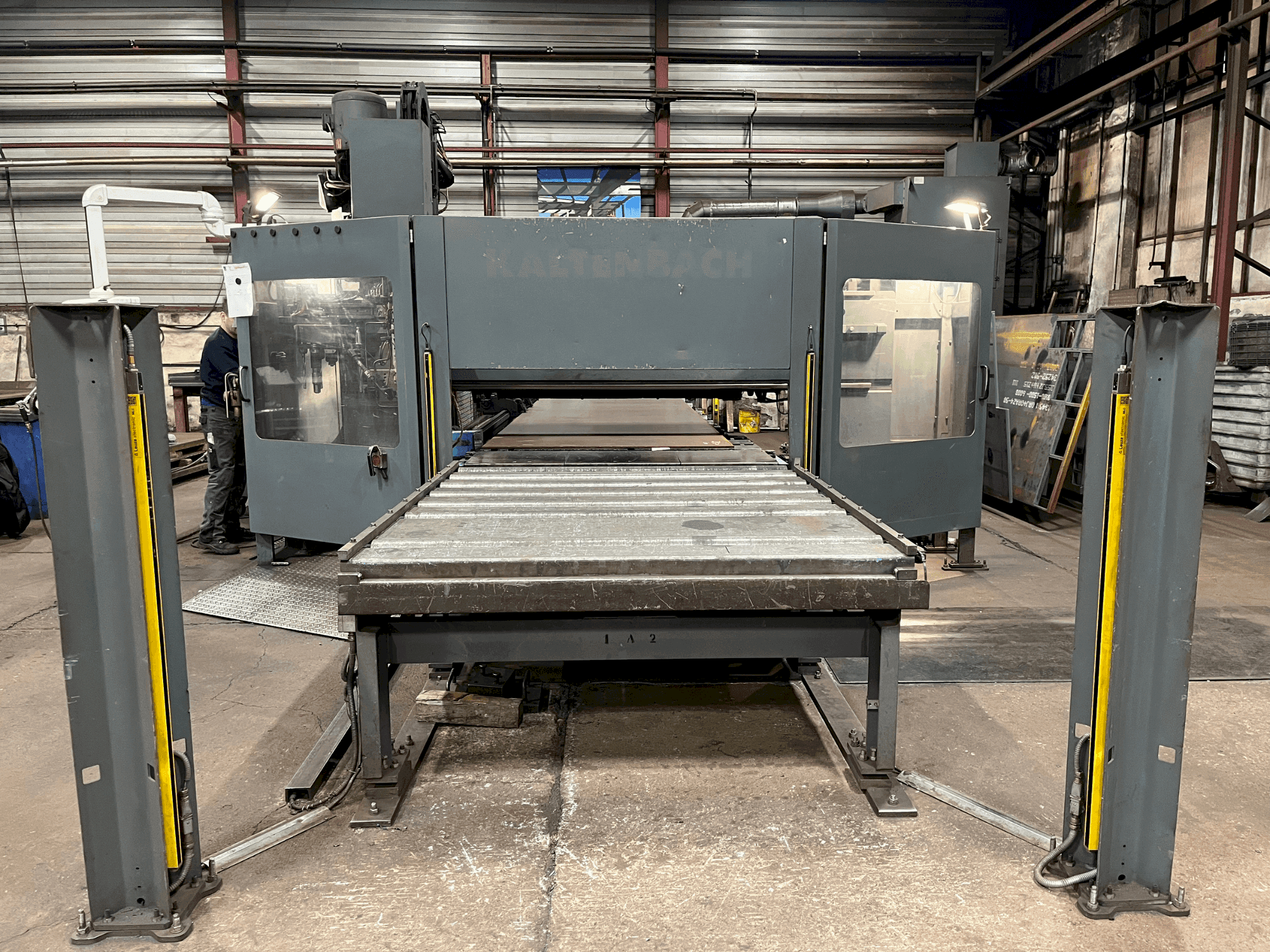 Vista frontal de la máquina KALTENBACH KF 1606