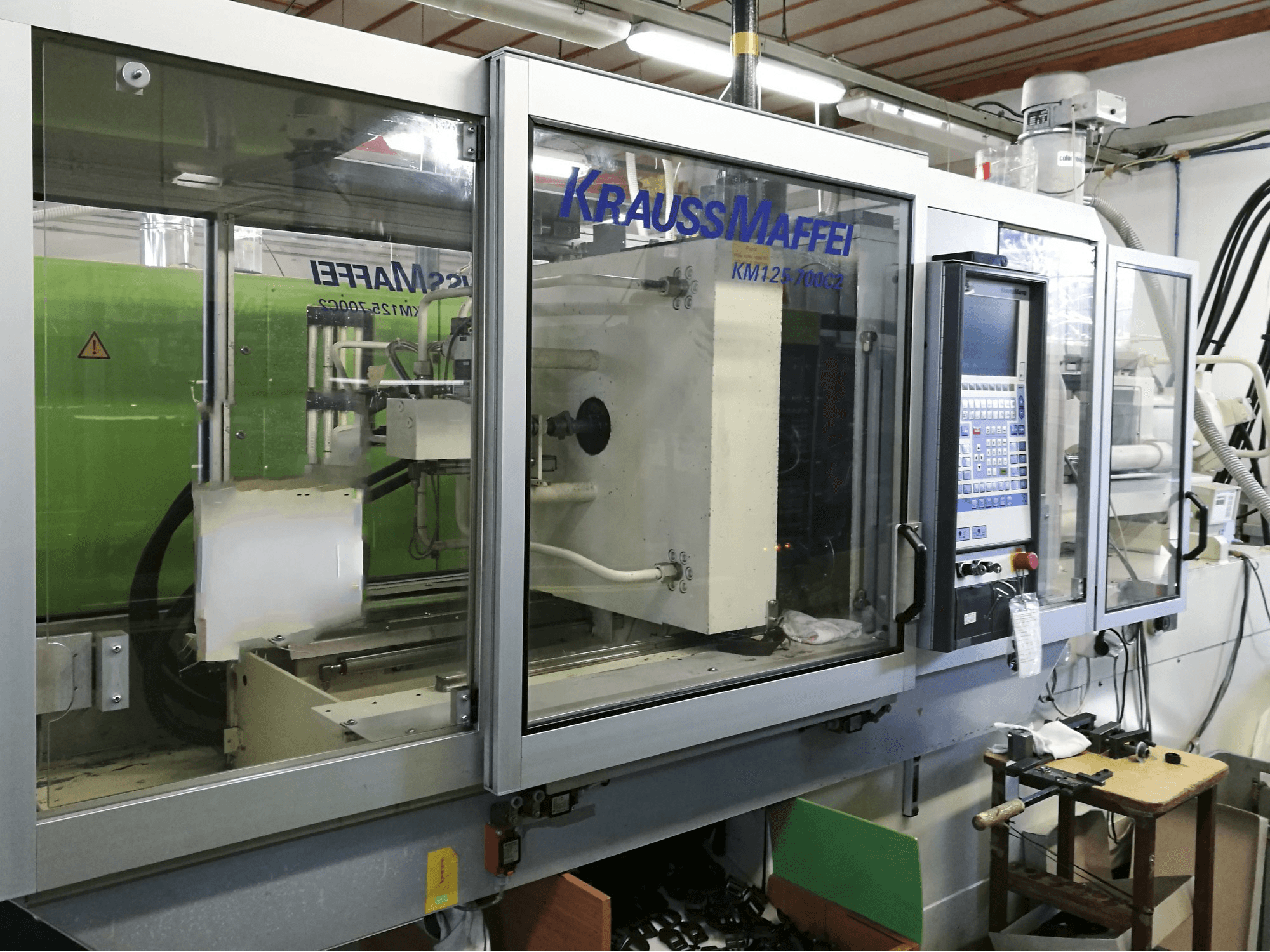 Vista izquierda de la máquina Krauss Maffei 125-700 C2