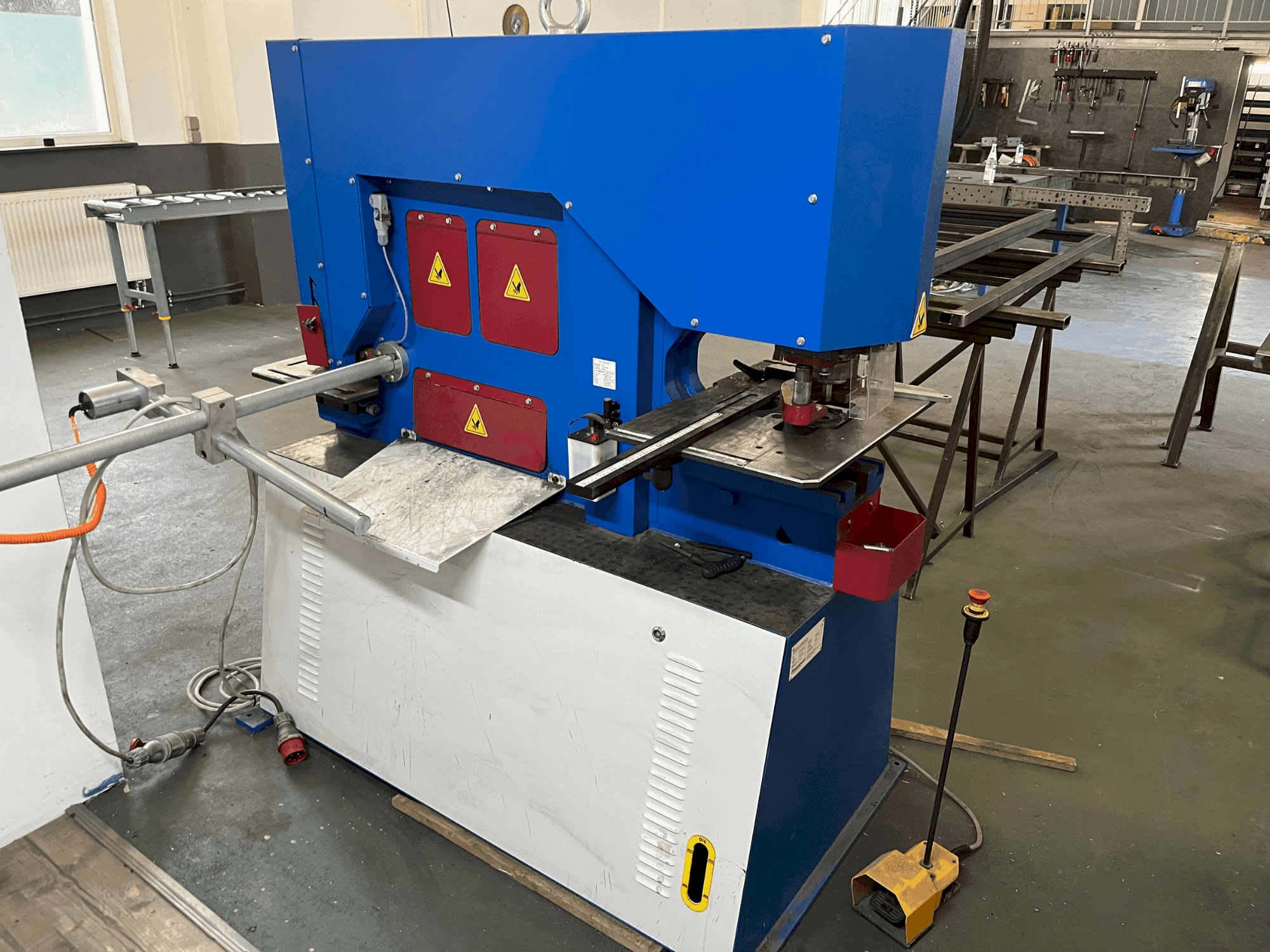 Vista frontal de la máquina Metallkraft HPS 65 DS