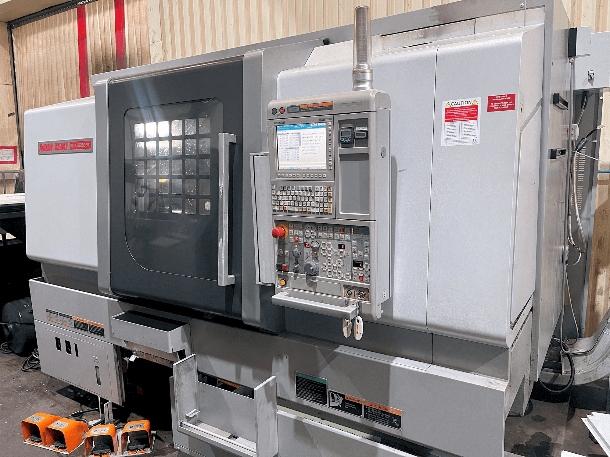 Vista frontal de la máquina MORI SEIKI NL X2500SY/700