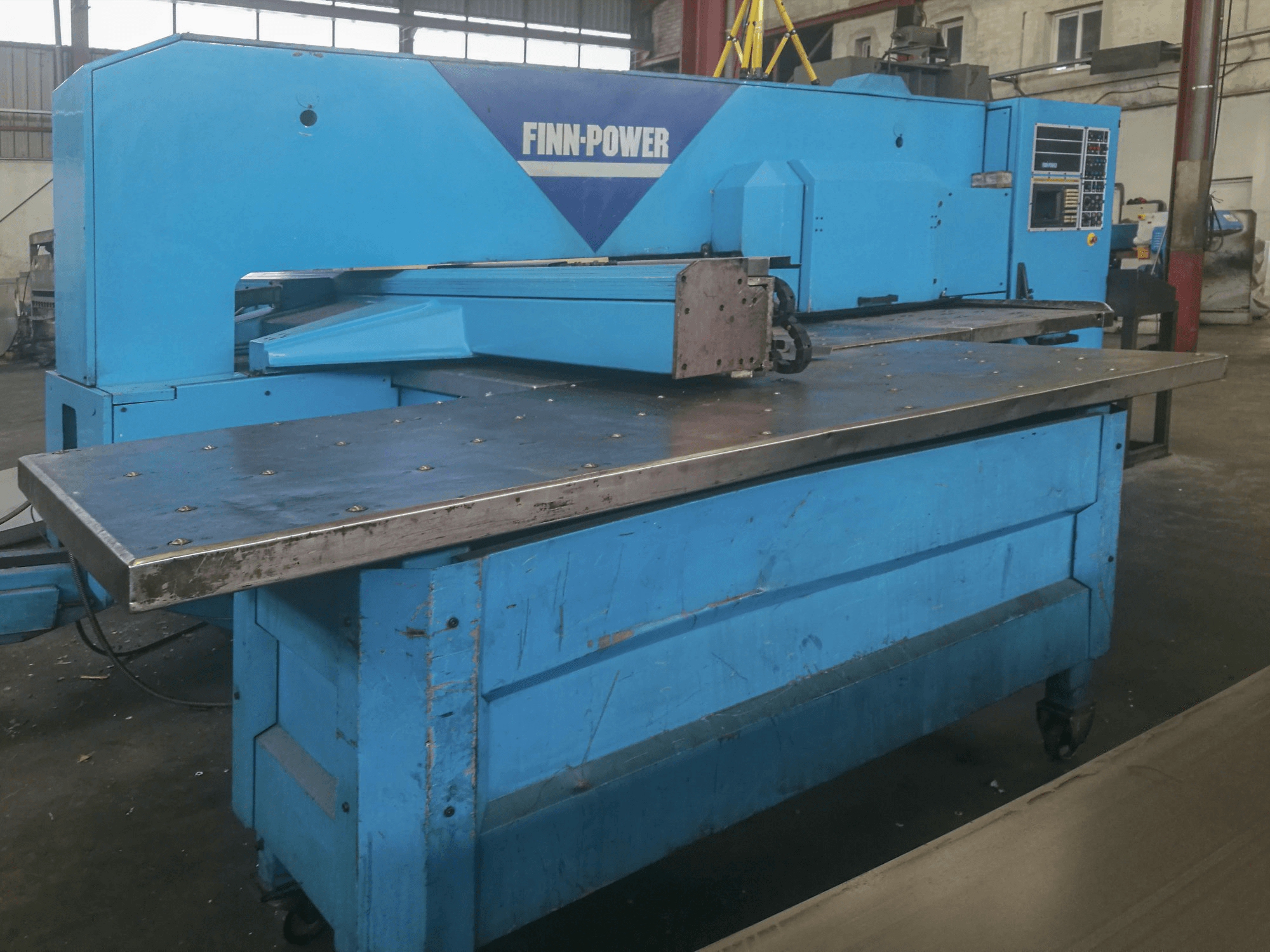 Vista izquierda de la máquina Finn-Power TP 2020