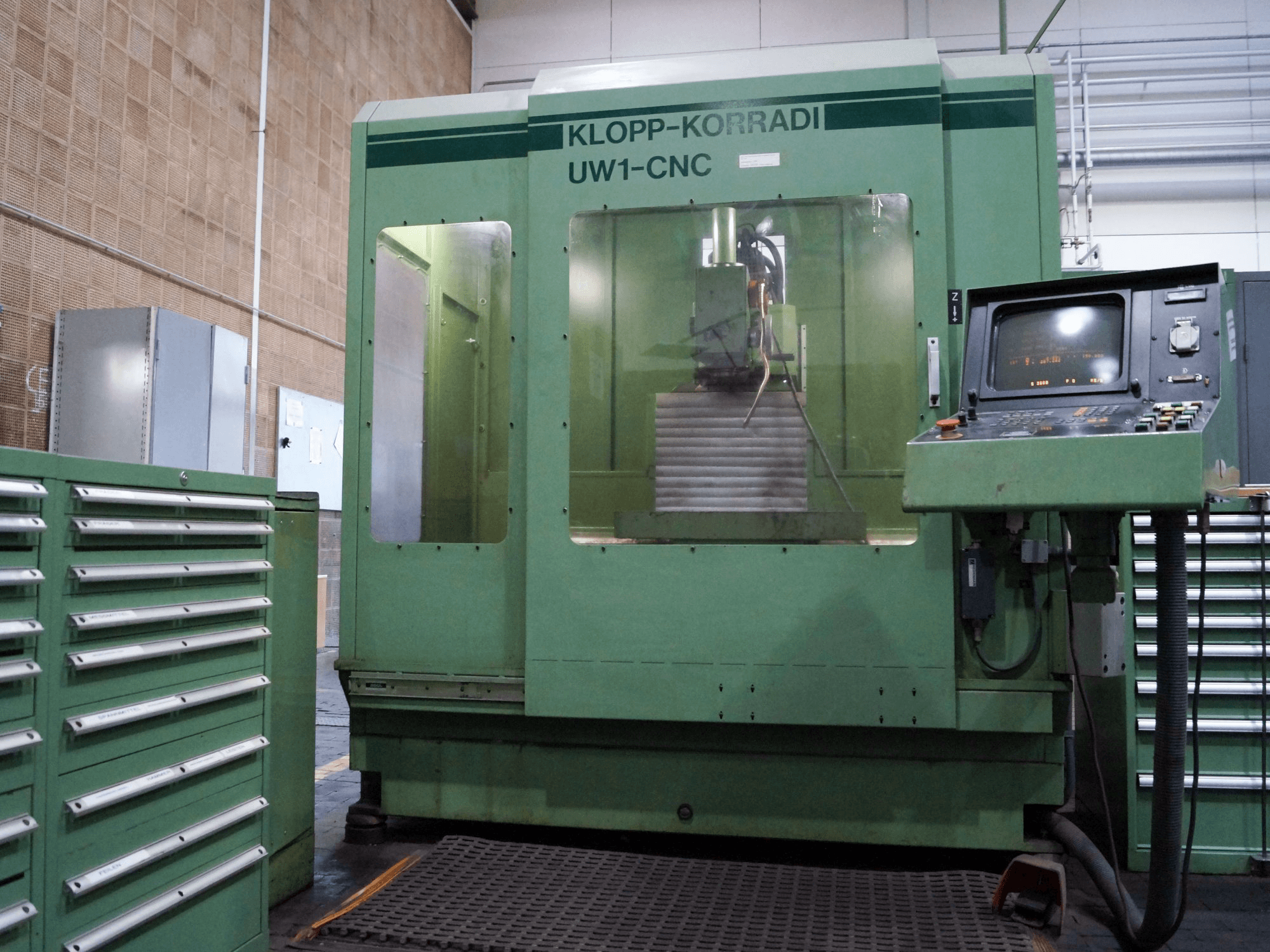Vista frontal de la máquina KLOPP-KORRADI UW 1-CNC