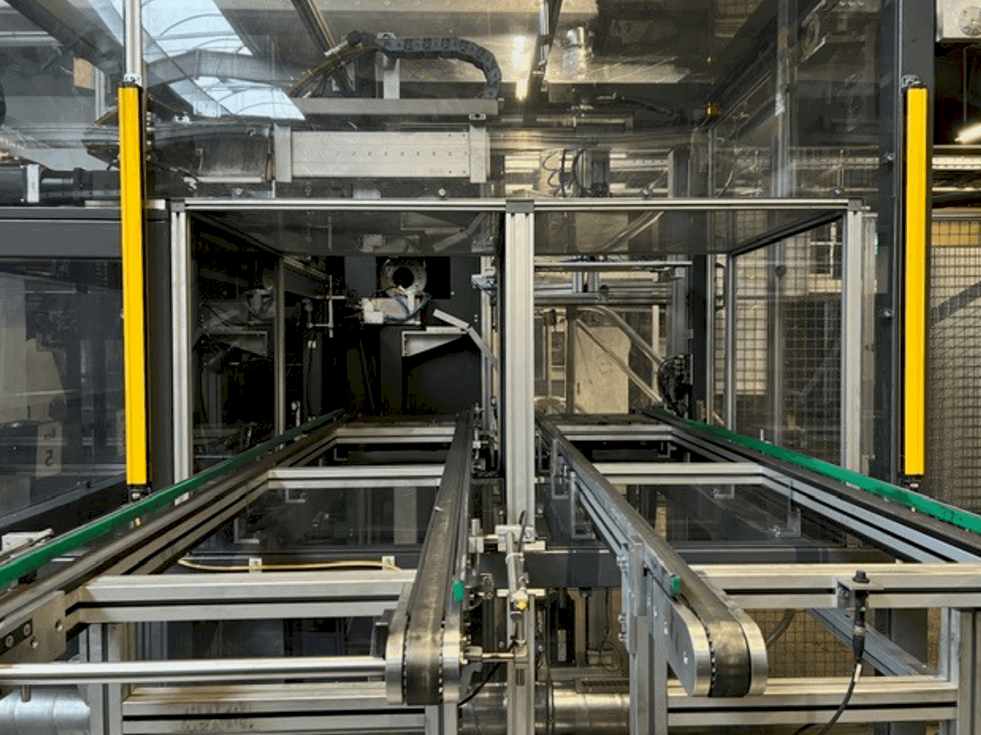 Vista frontal de la máquina KOMAGE S 50 4E CNC