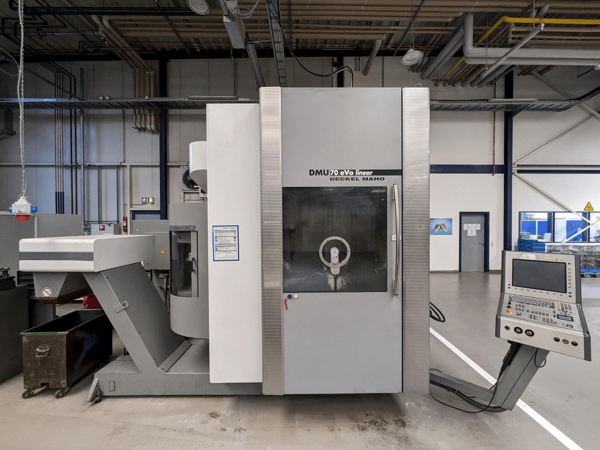 Vista frontal de la máquina DECKEL MAHO DMU70 eVo linear