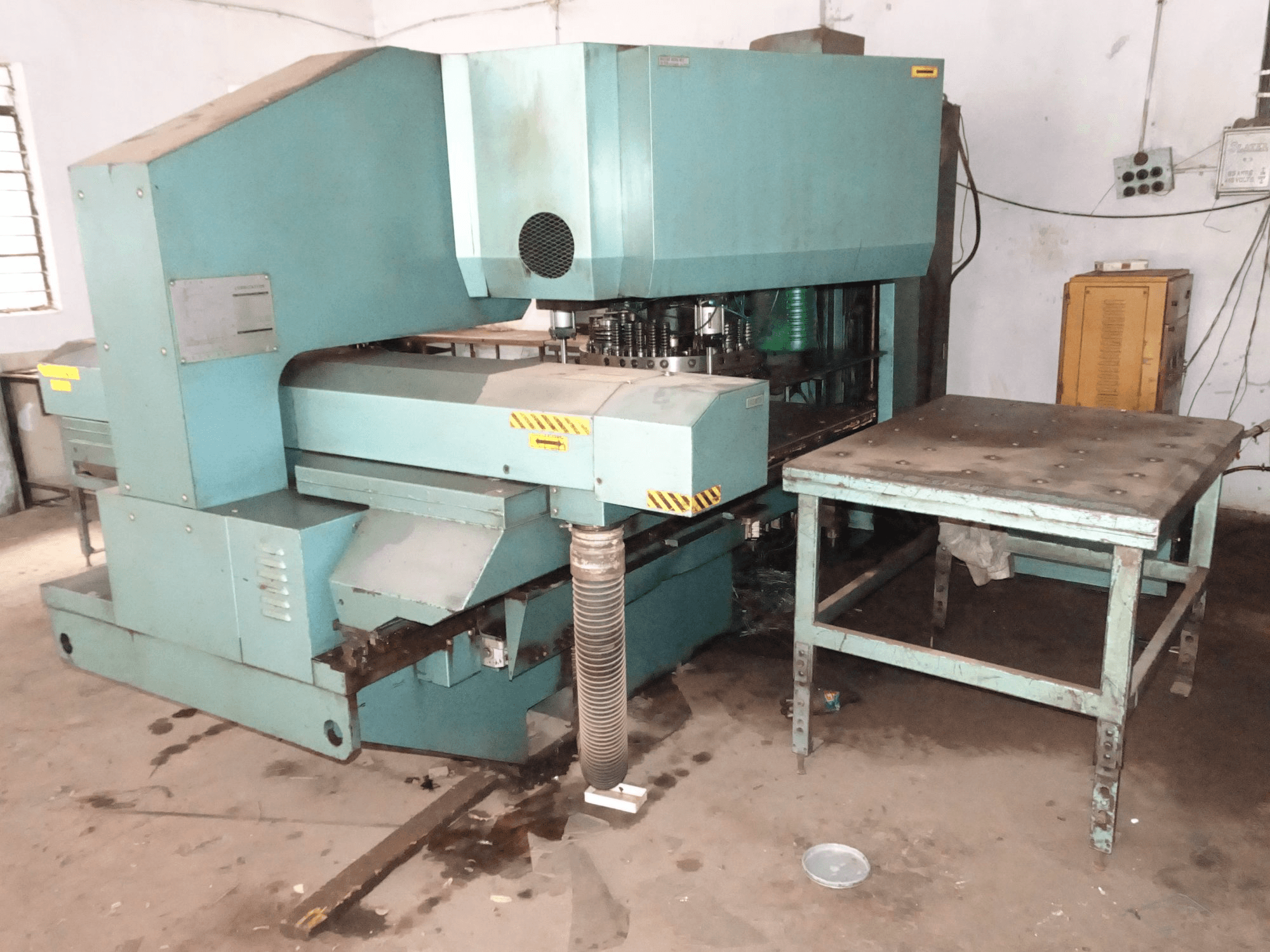 Vista derecha de la máquina AMADA PEGA 244