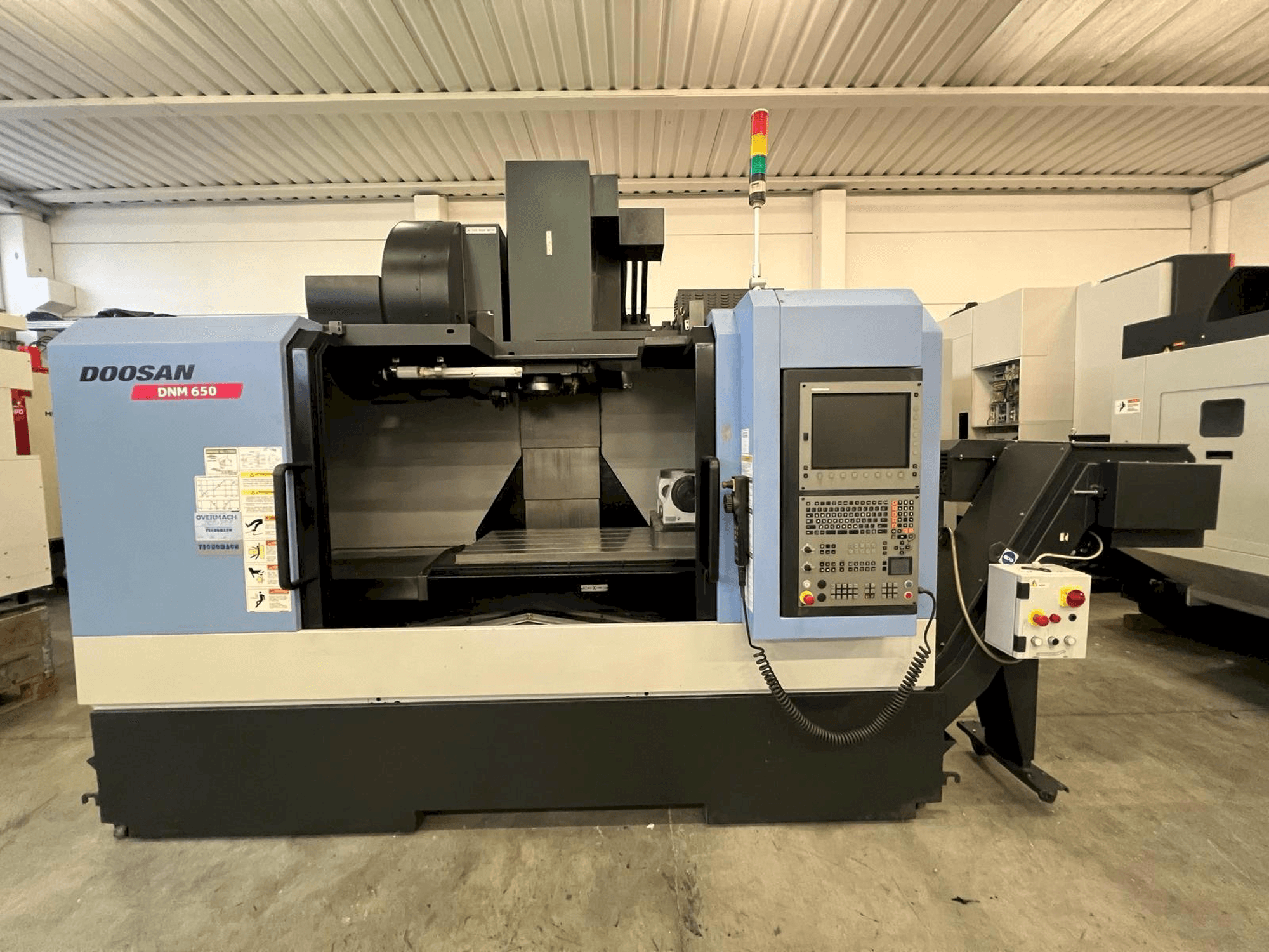 Vista frontal de la máquina DOOSAN DNM 650