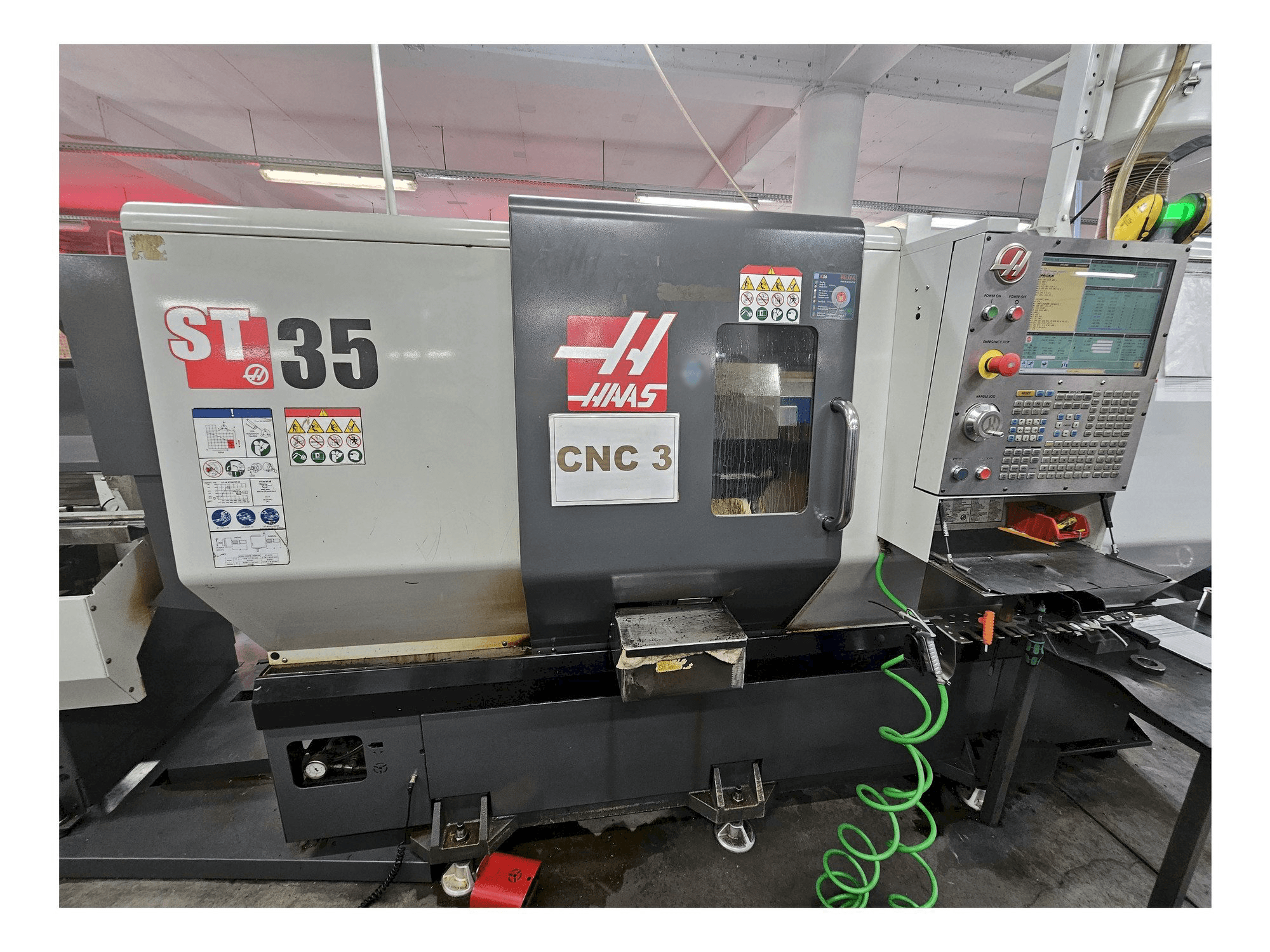 Vista frontal de la máquina HAAS ST-35