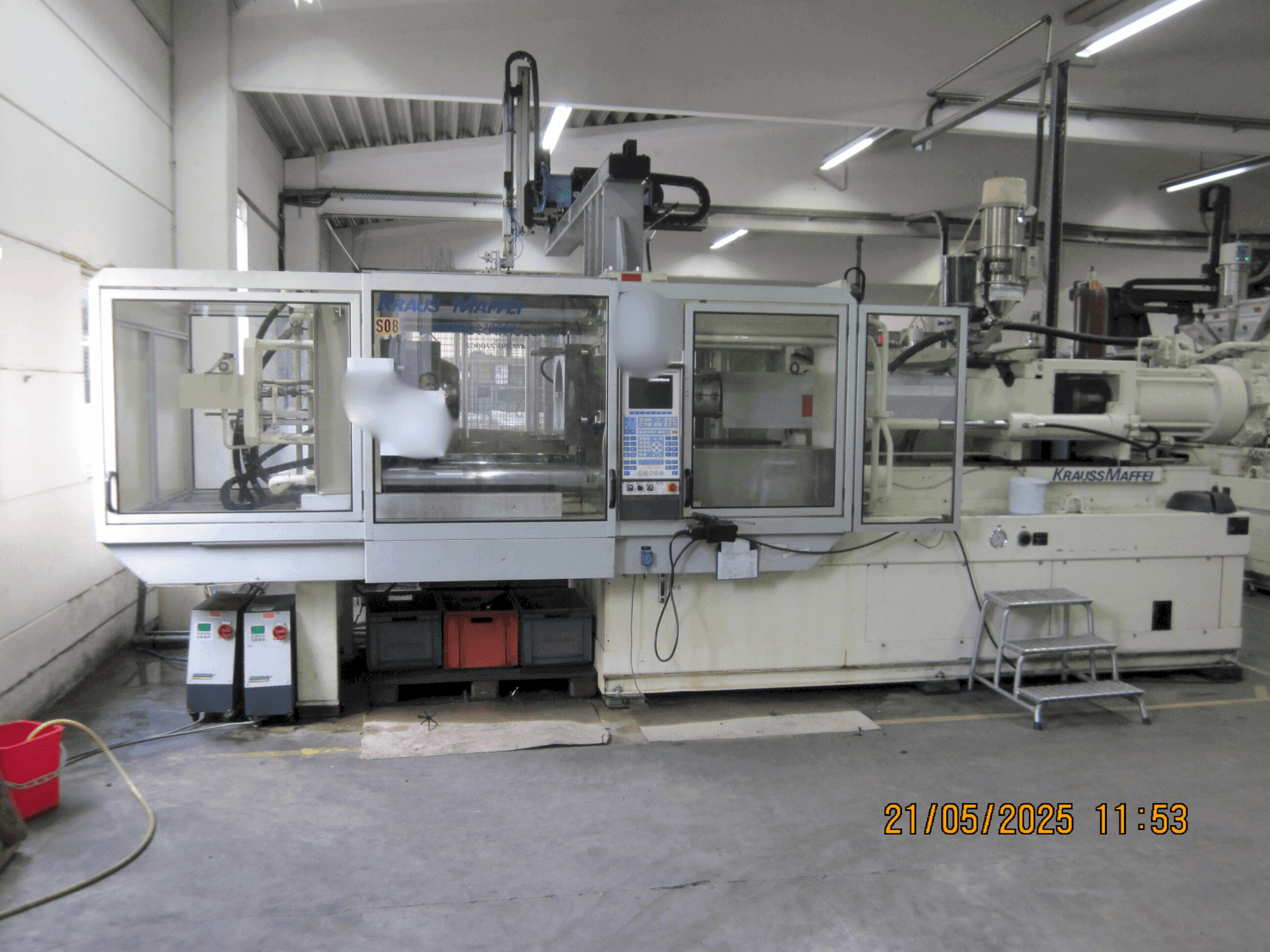 Vista frontal de la máquina Krauss Maffei 350-2700 C2
