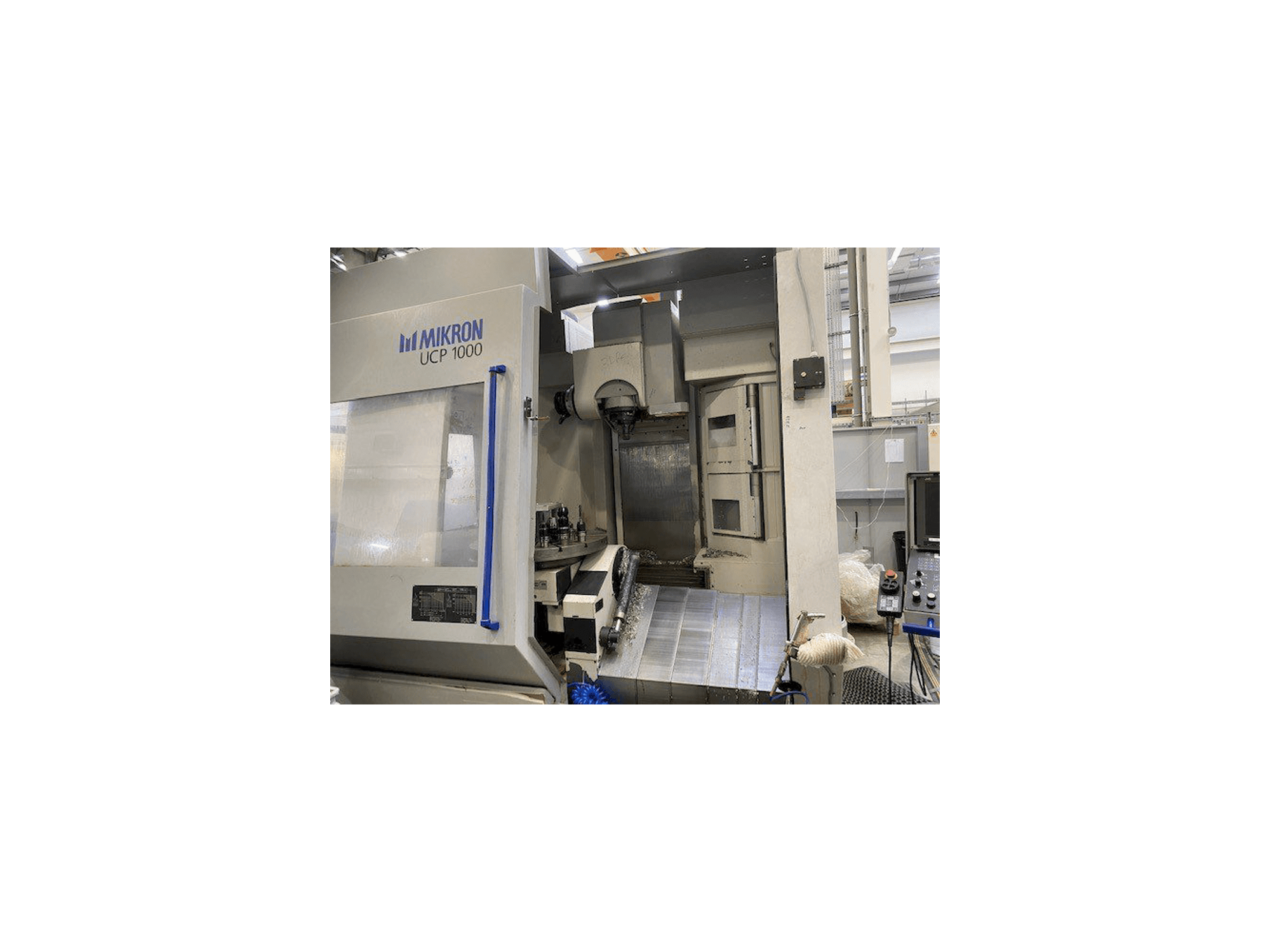 Vista frontal de la máquina MIKRON UCP 1000
