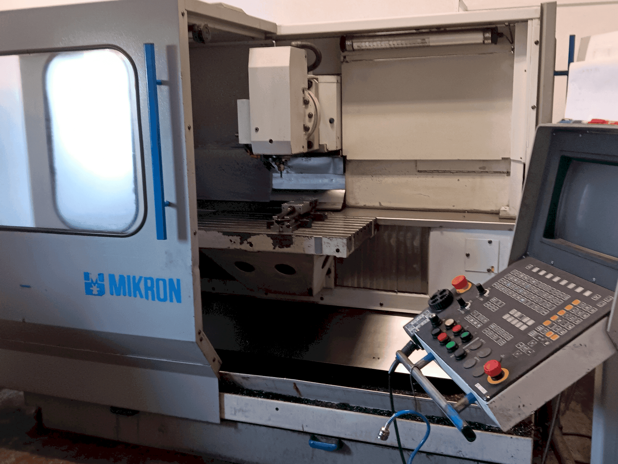 Vista frontal de la máquina MIKRON UM 600