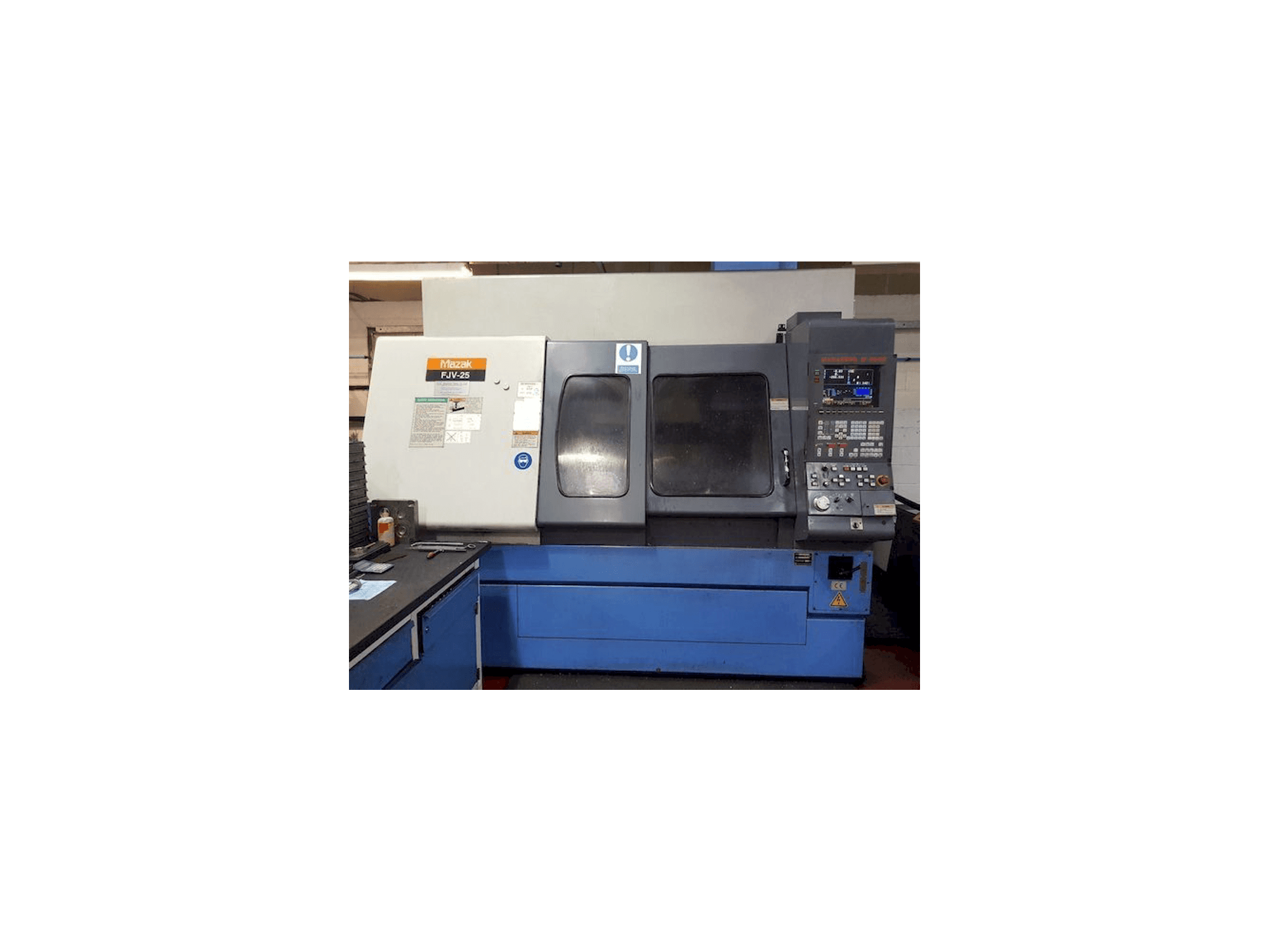 Vista frontal de la máquina Mazak FJV-25