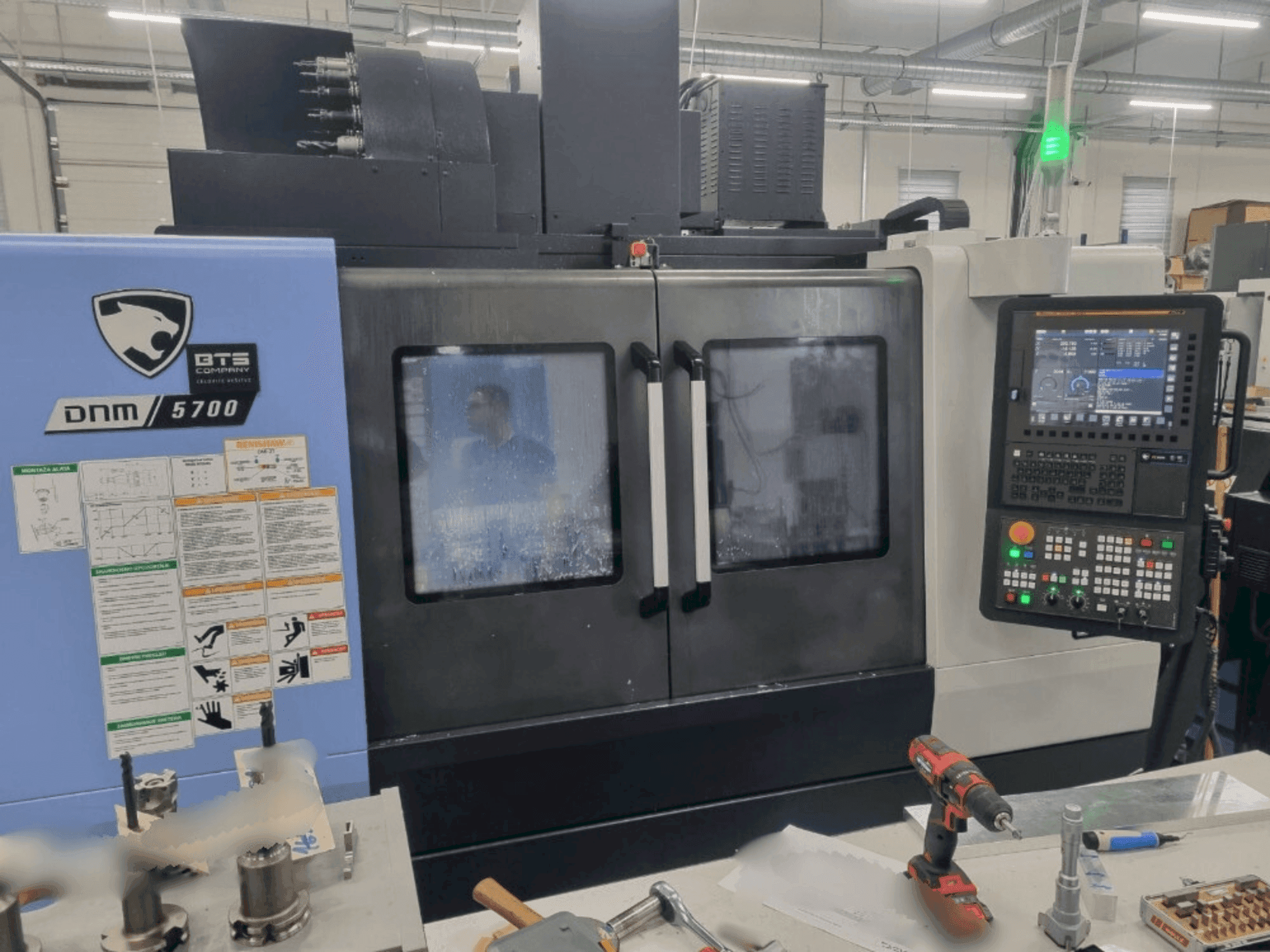 Vista frontal de la máquina DN SOLUTIONS DNM 5700