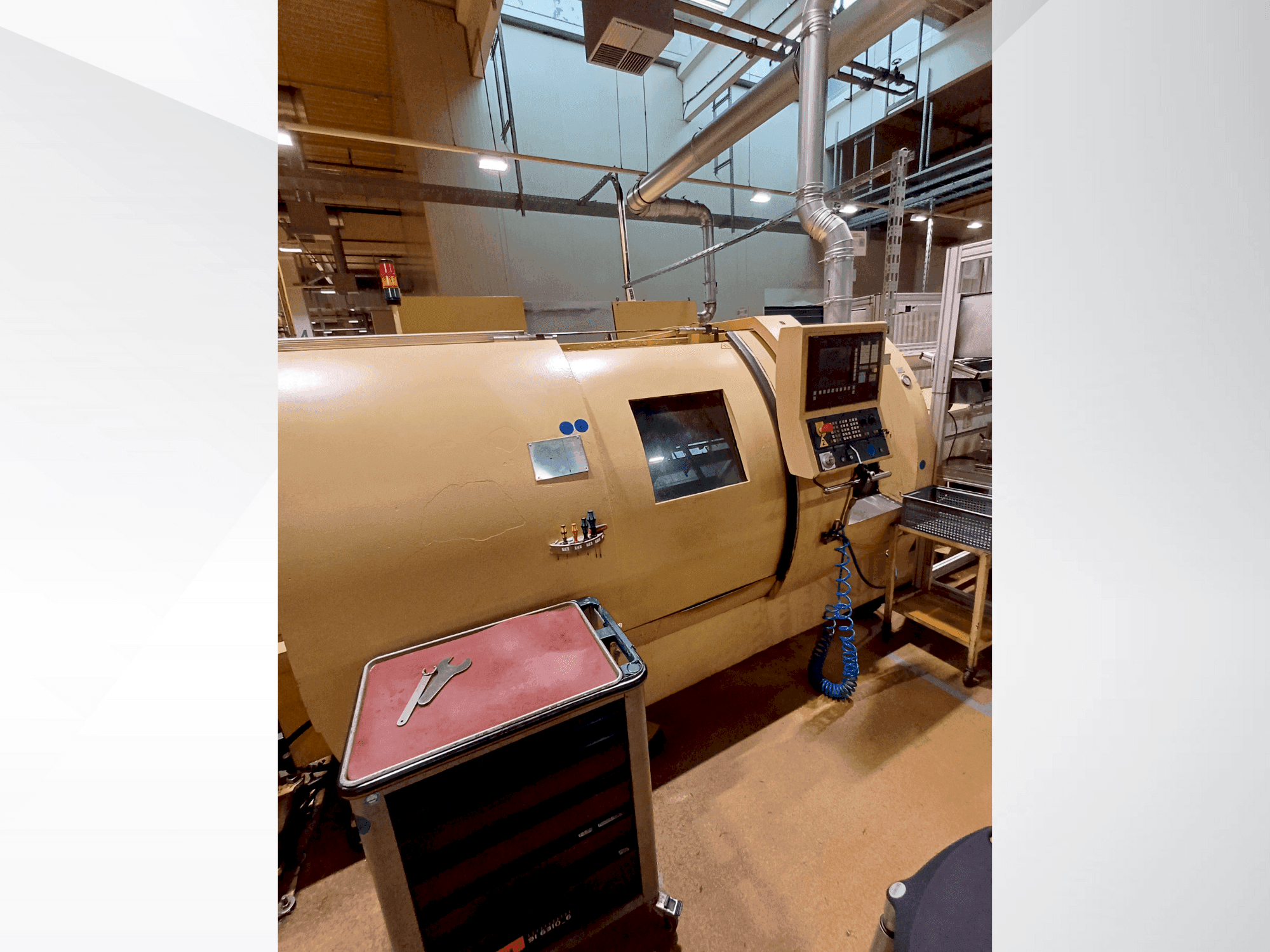 Vista frontal de la máquina TRENS SBL500 CNC
