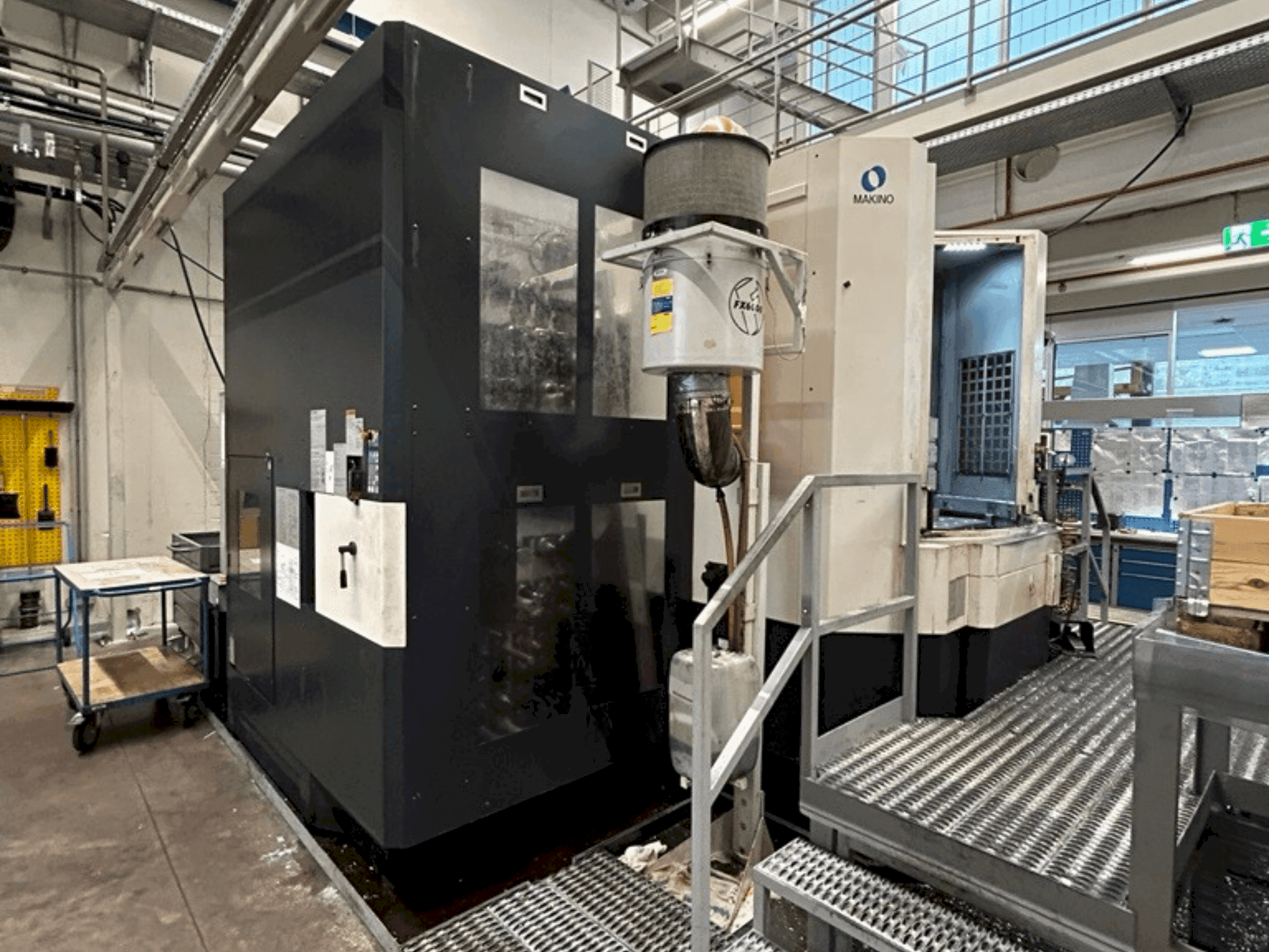 Vista frontal de la máquina Makino a81