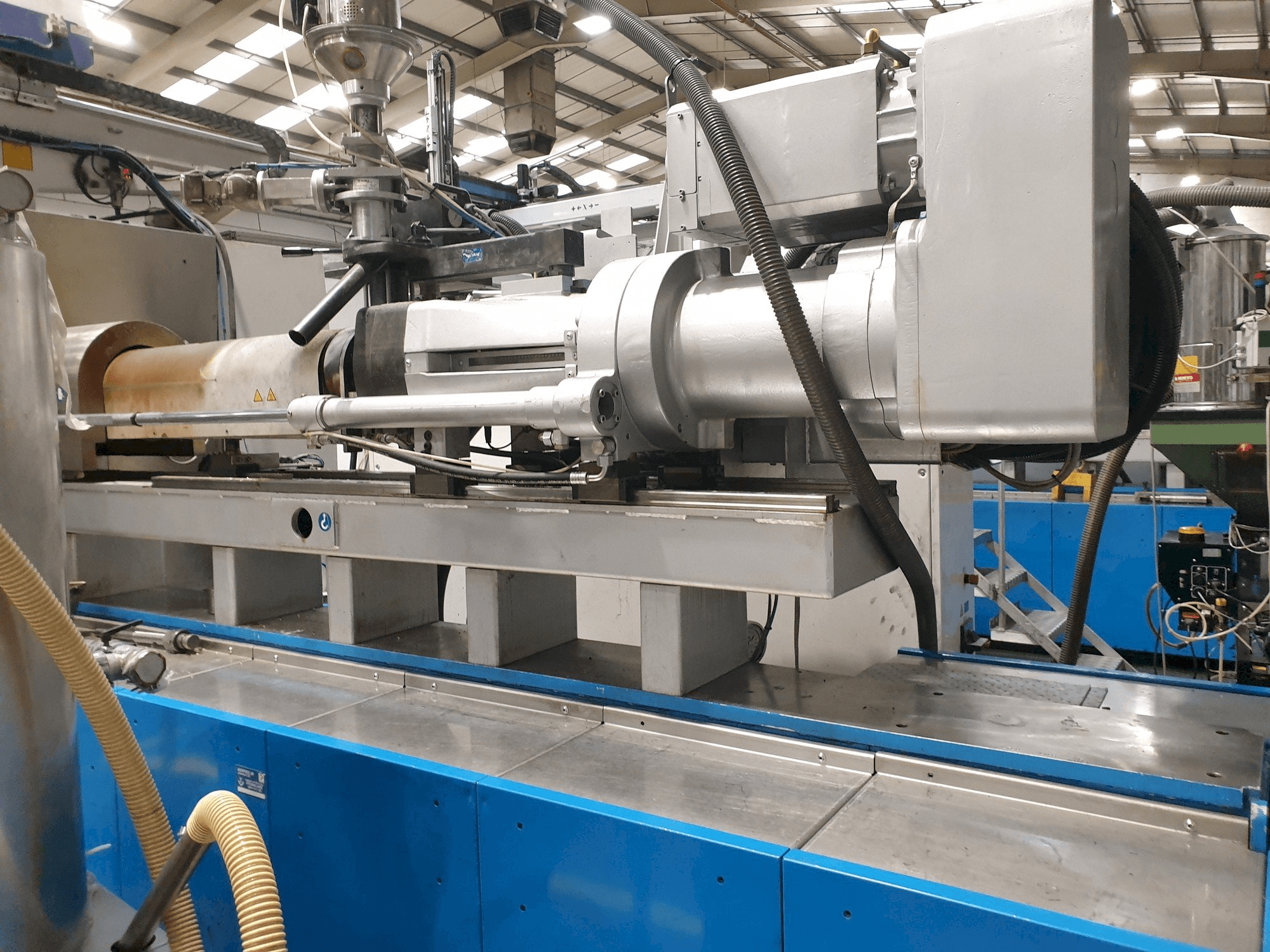 Vista frontal de la máquina Netstal EVOS 5500-2000