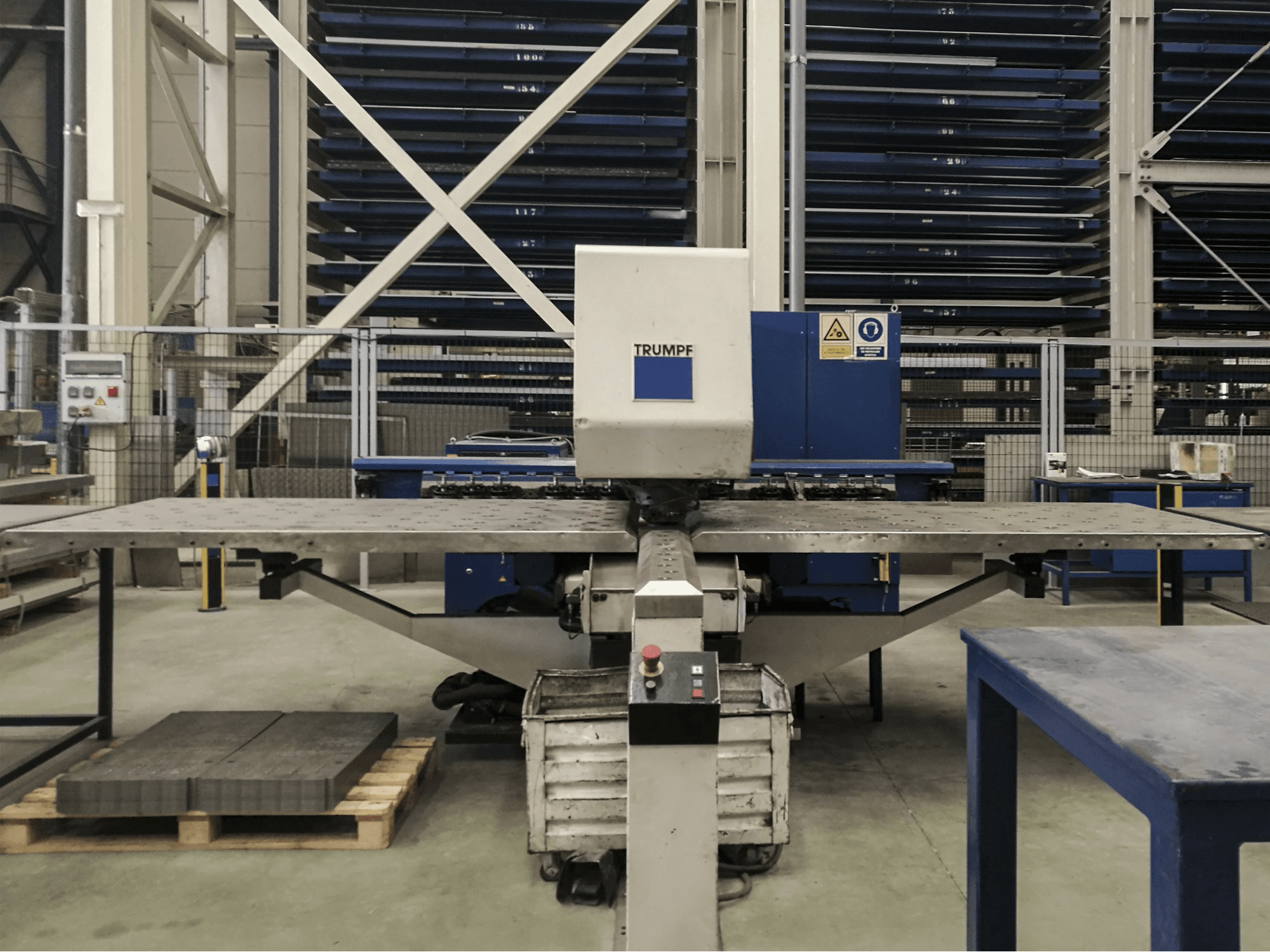 Vista frontal de la máquina Trumpf Trumatic 200