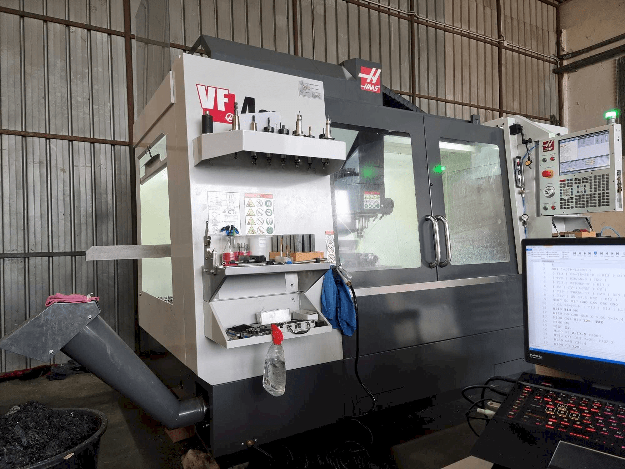 Vista frontal de la máquina HAAS VF4SS