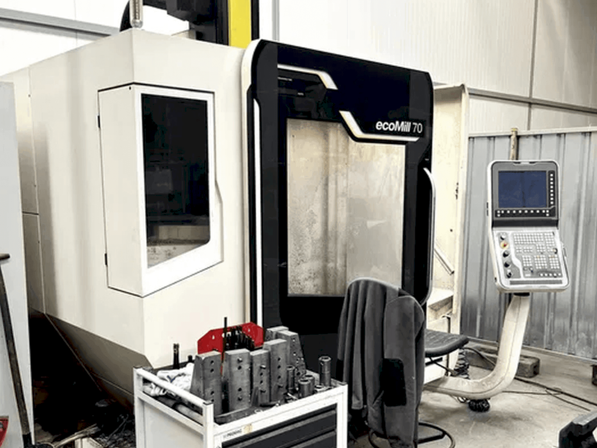 Vista frontal de la máquina DMG MORI ecoMill 70
