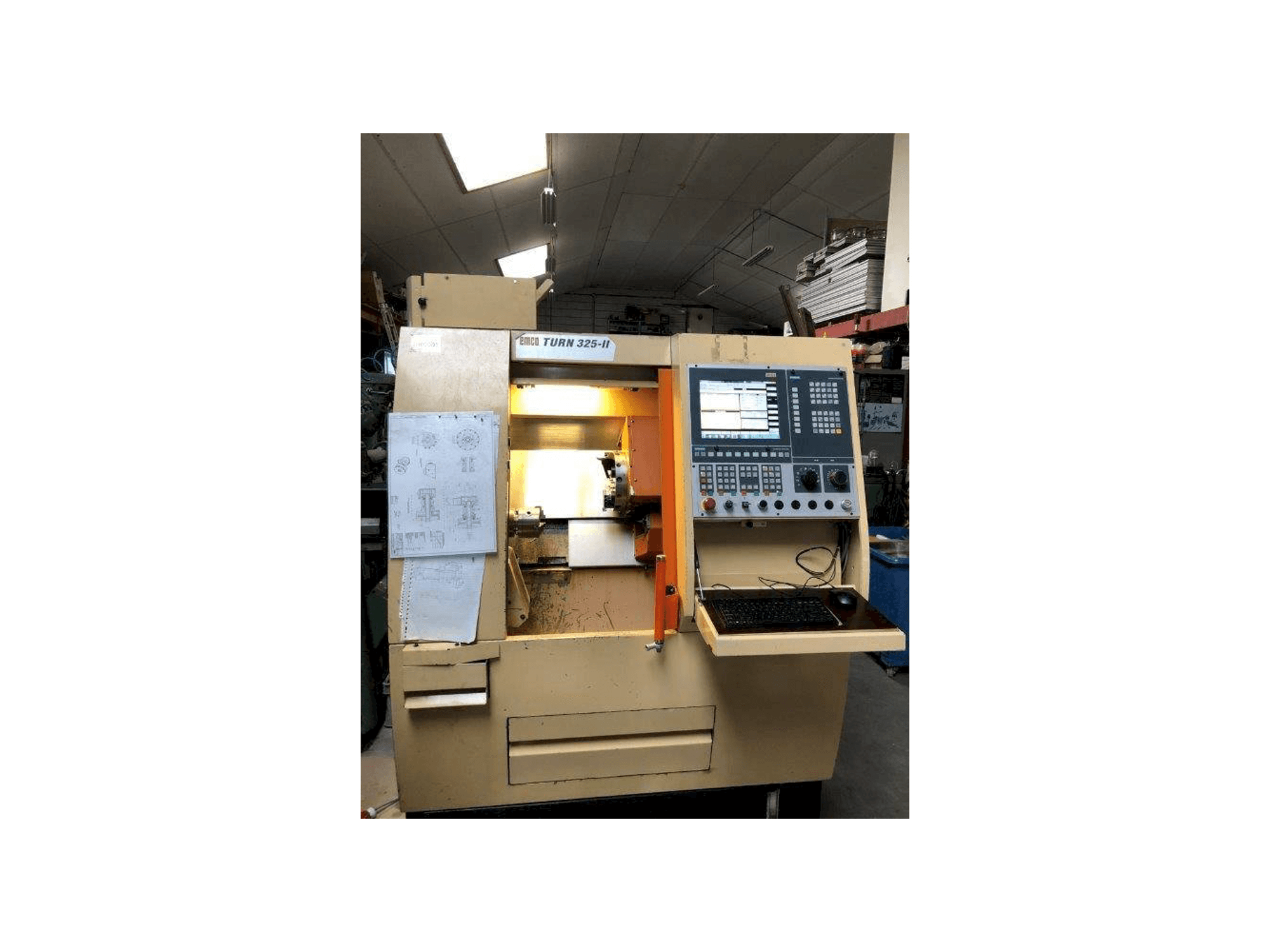 Vista frontal de la máquina EMCO TURN 325-II