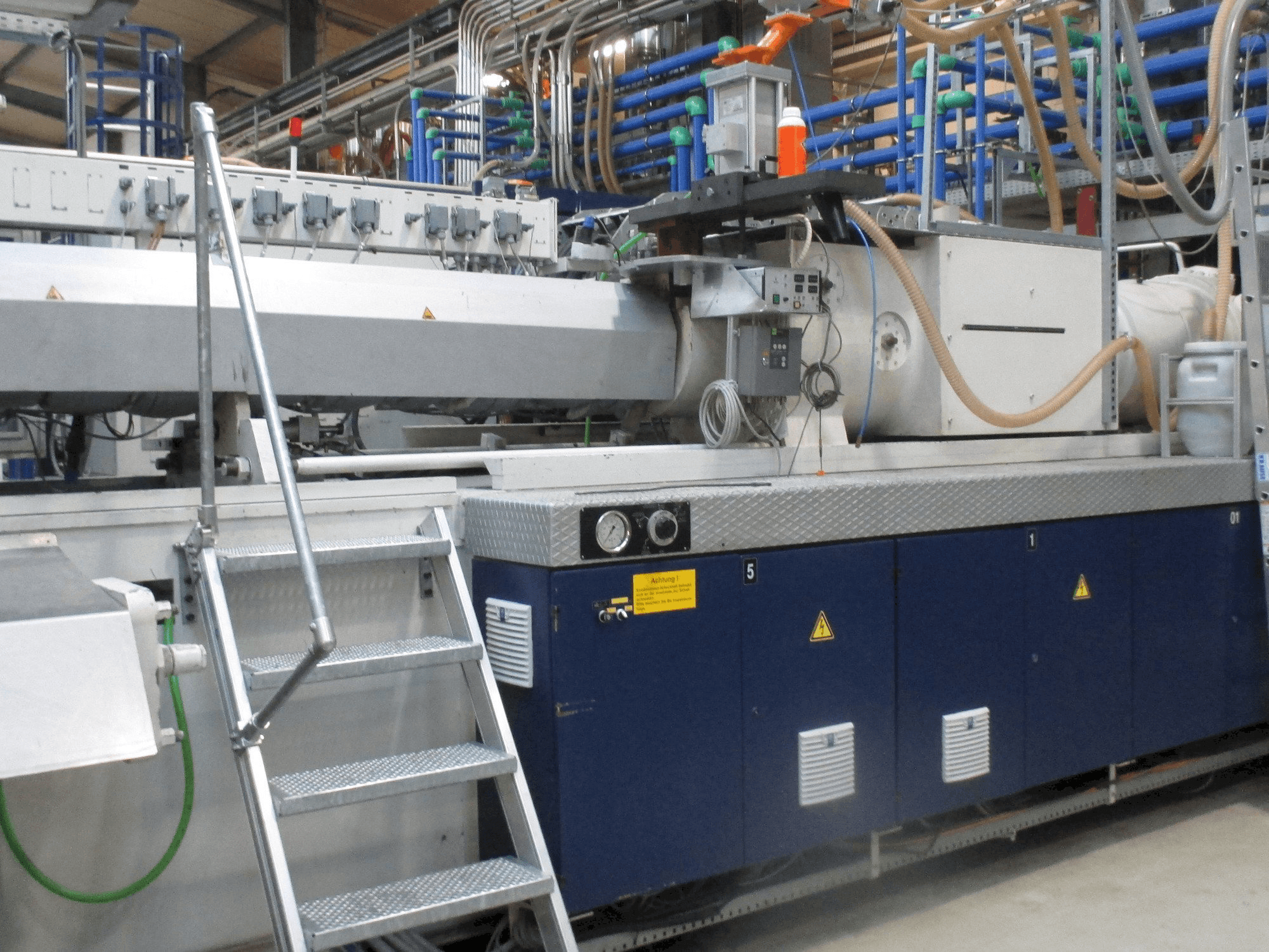 Vista frontal de la máquina Krauss Maffei 1300/14700 MC