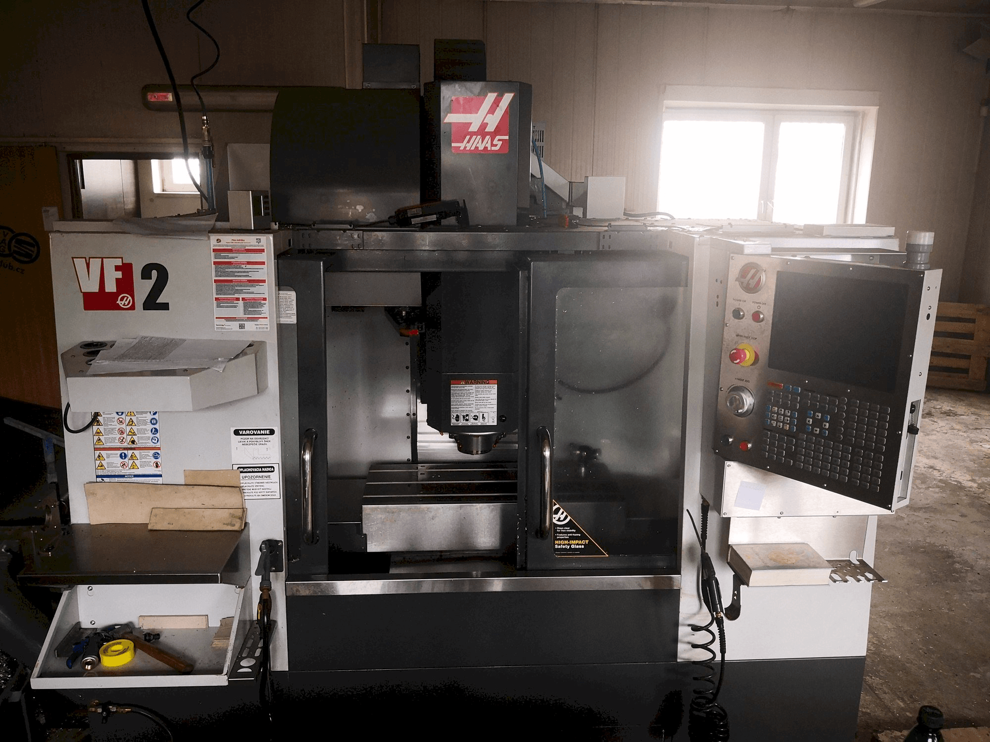 Vista frontal de la máquina HAAS VF-2