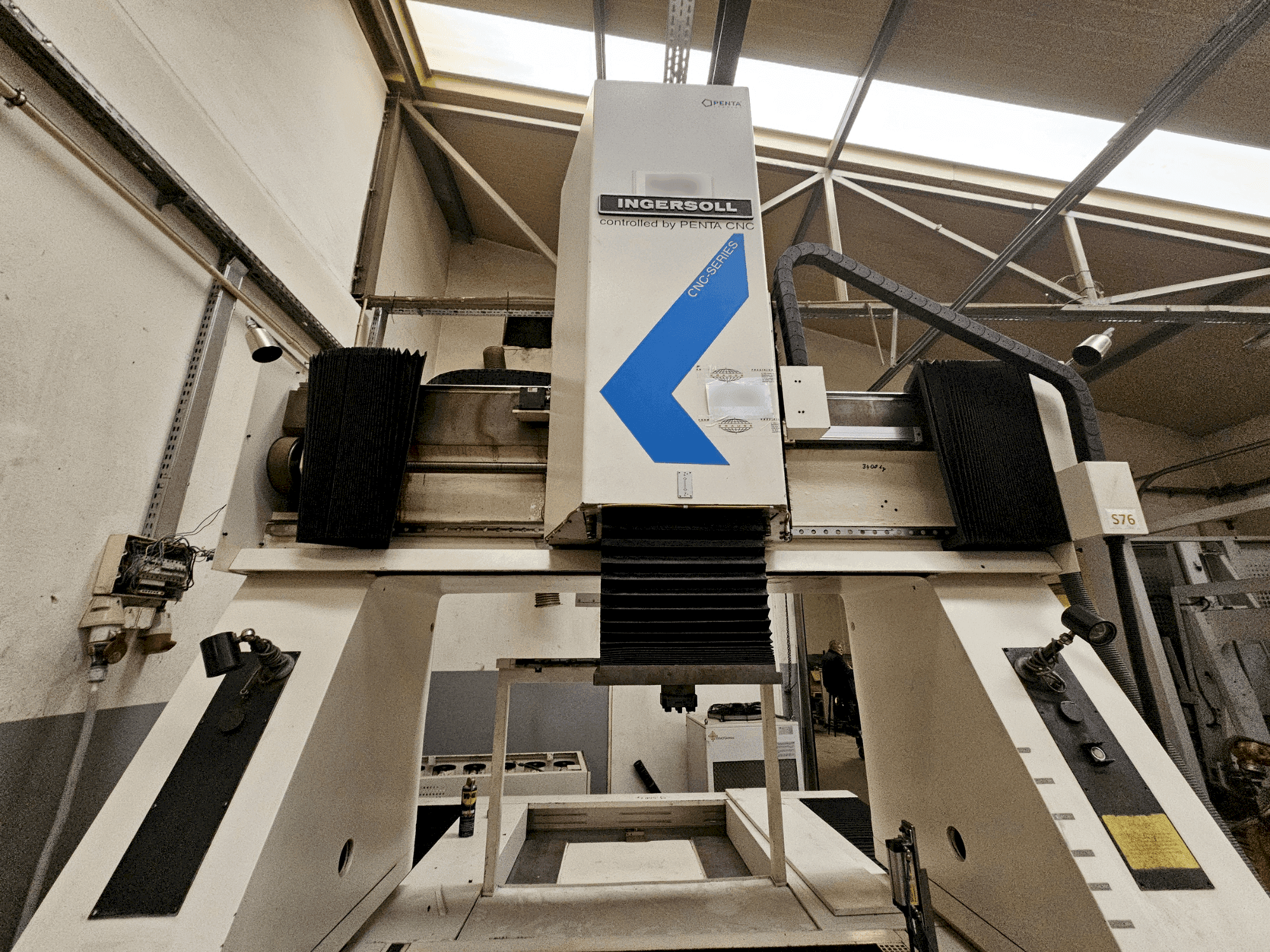 Vista frontal de la máquina INGERSOLL IG1300 PENTA