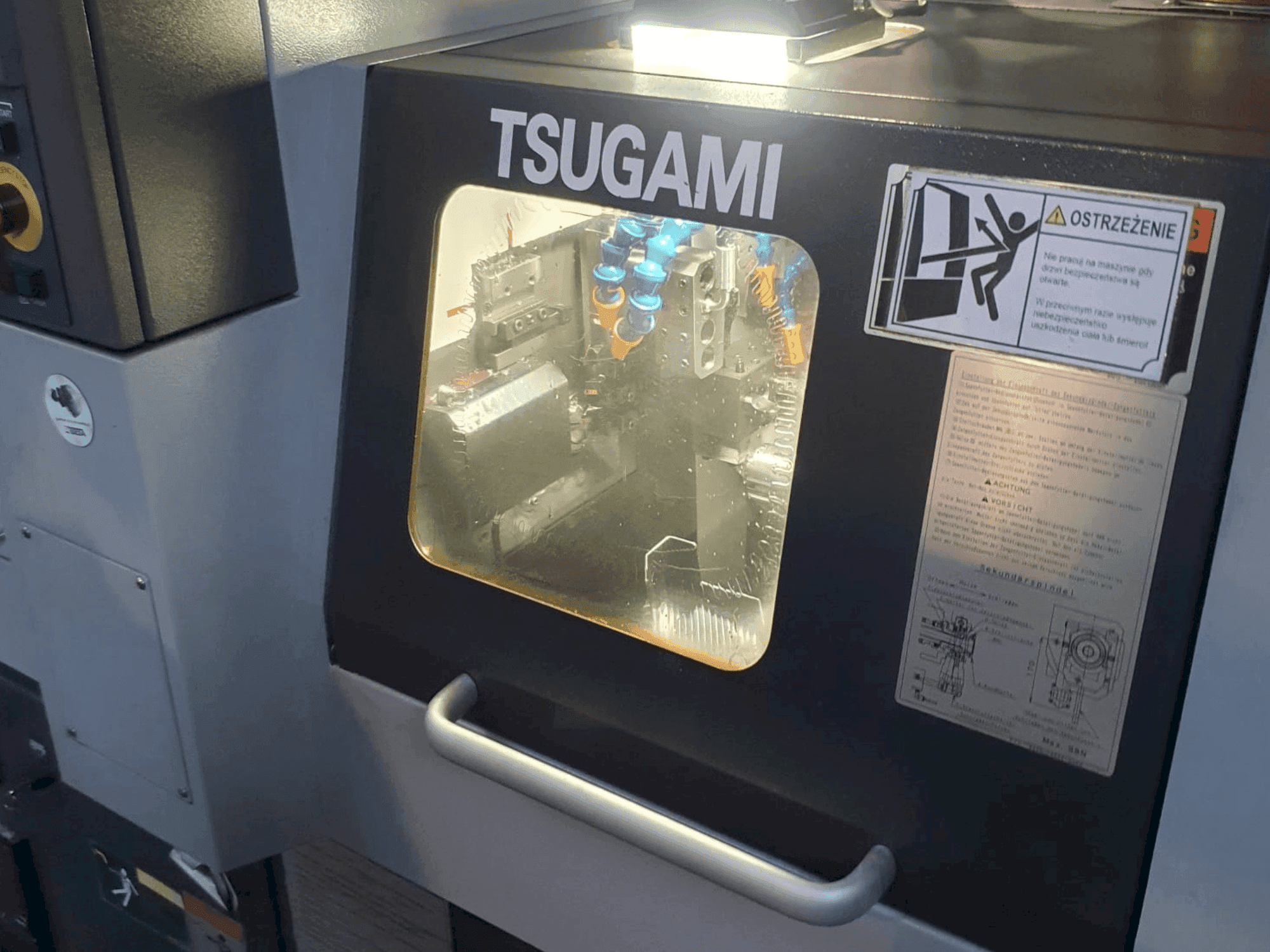 Vista frontal de la máquina TSUGAMI BO-205E