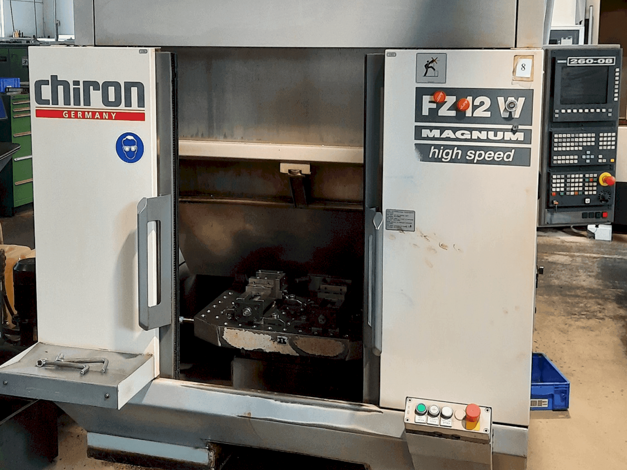 Vista frontal de la máquina CHIRON FZ 12 W