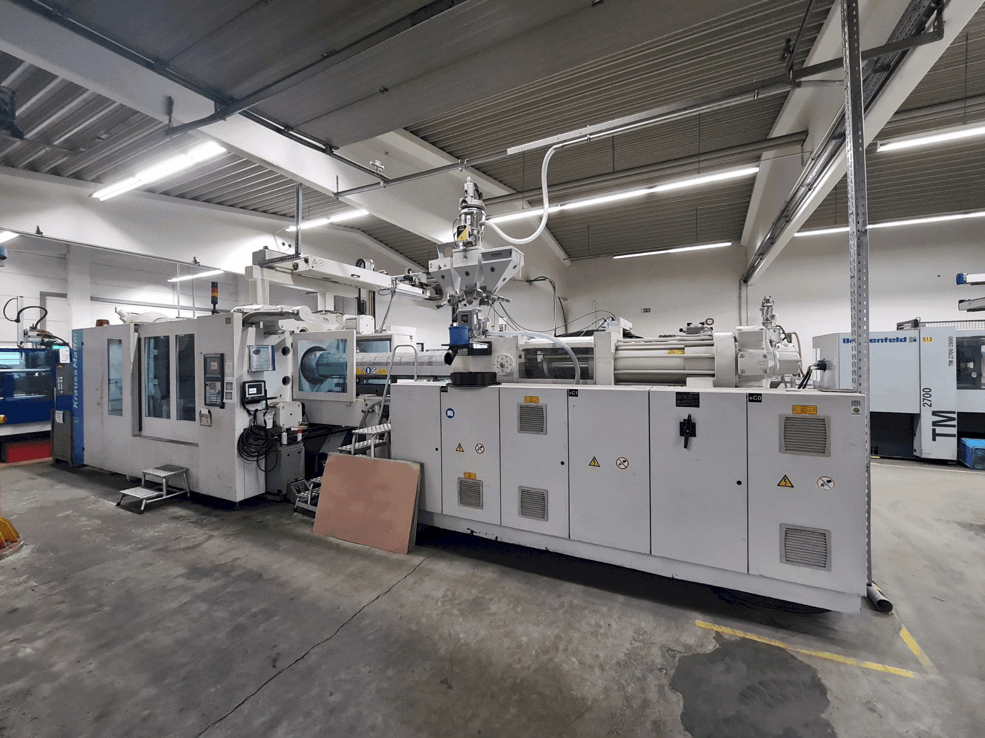 Vista frontal de la máquina Krauss Maffei 800-6100 MX