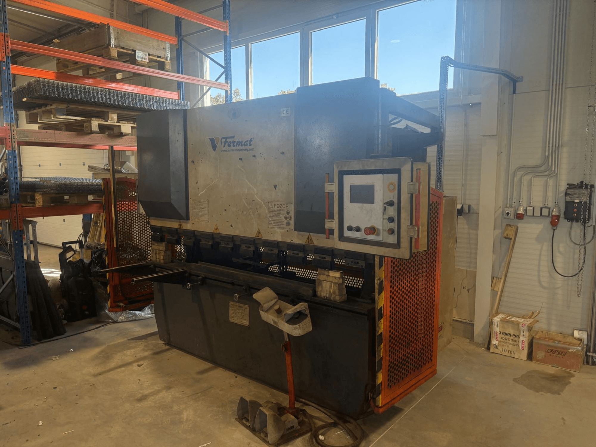 Plegadora CNC FERMAT CTOF 80/2500 vista de perfil, en la que se aprecian el panel de control y las herramientas de plegado de metal.