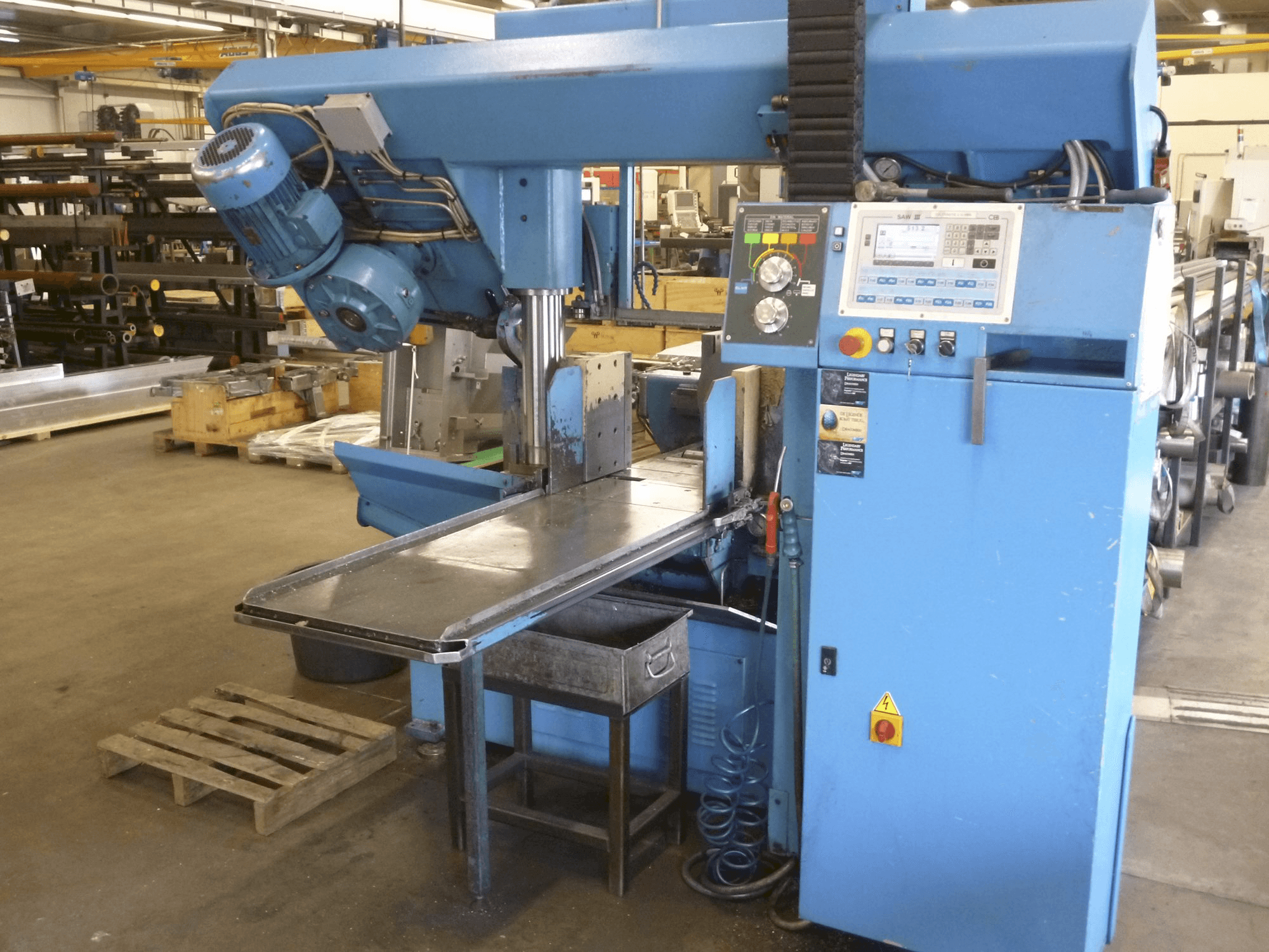 Vista frontal de la máquina DoALL 450