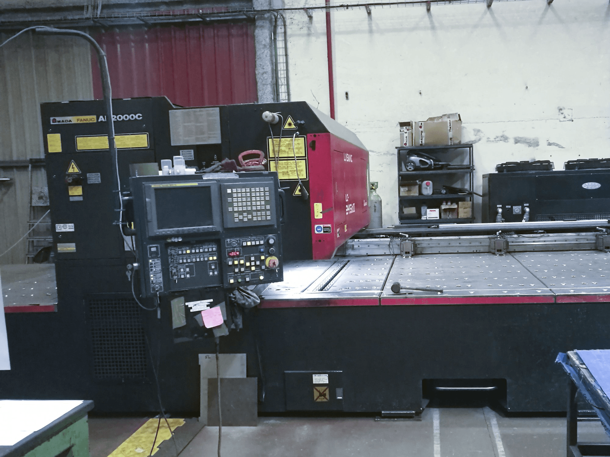 Vista frontal de la máquina AMADA LC 2415 α3