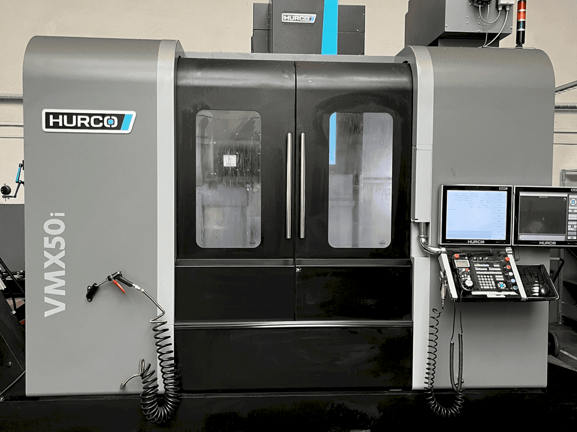 Vista frontal de la máquina Hurco VMX50i