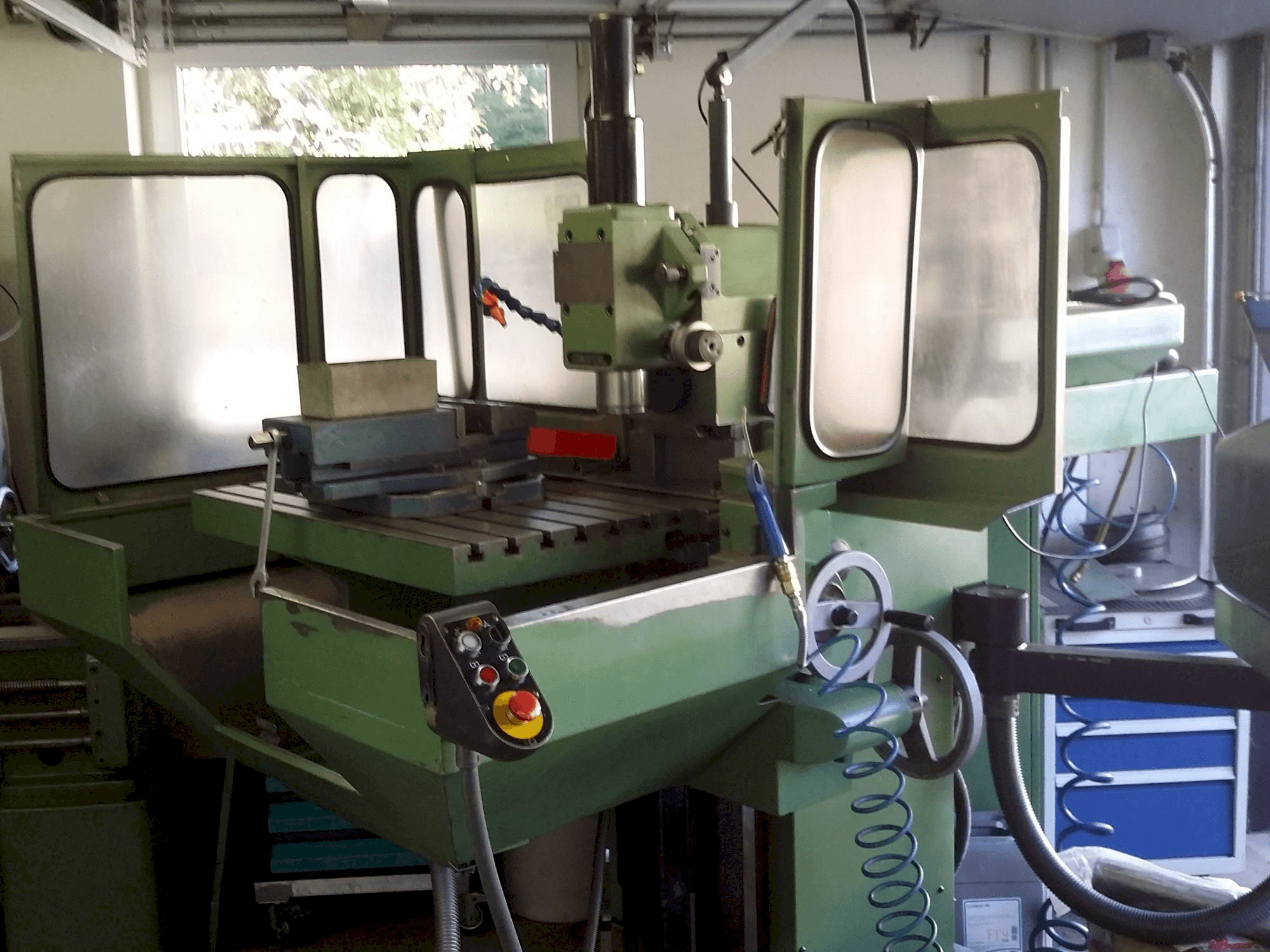 Vista frontal de la máquina DECKEL FP4A