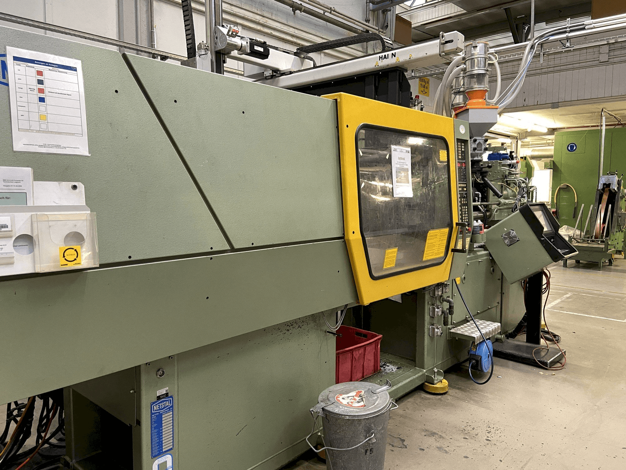 Vista frontal de la máquina Netstal Synergy 1500K/460