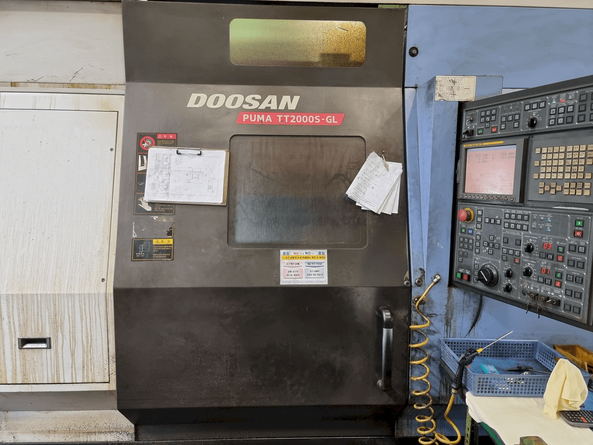 Vista frontal de la máquina Doosan PUMA TT2000S-GL