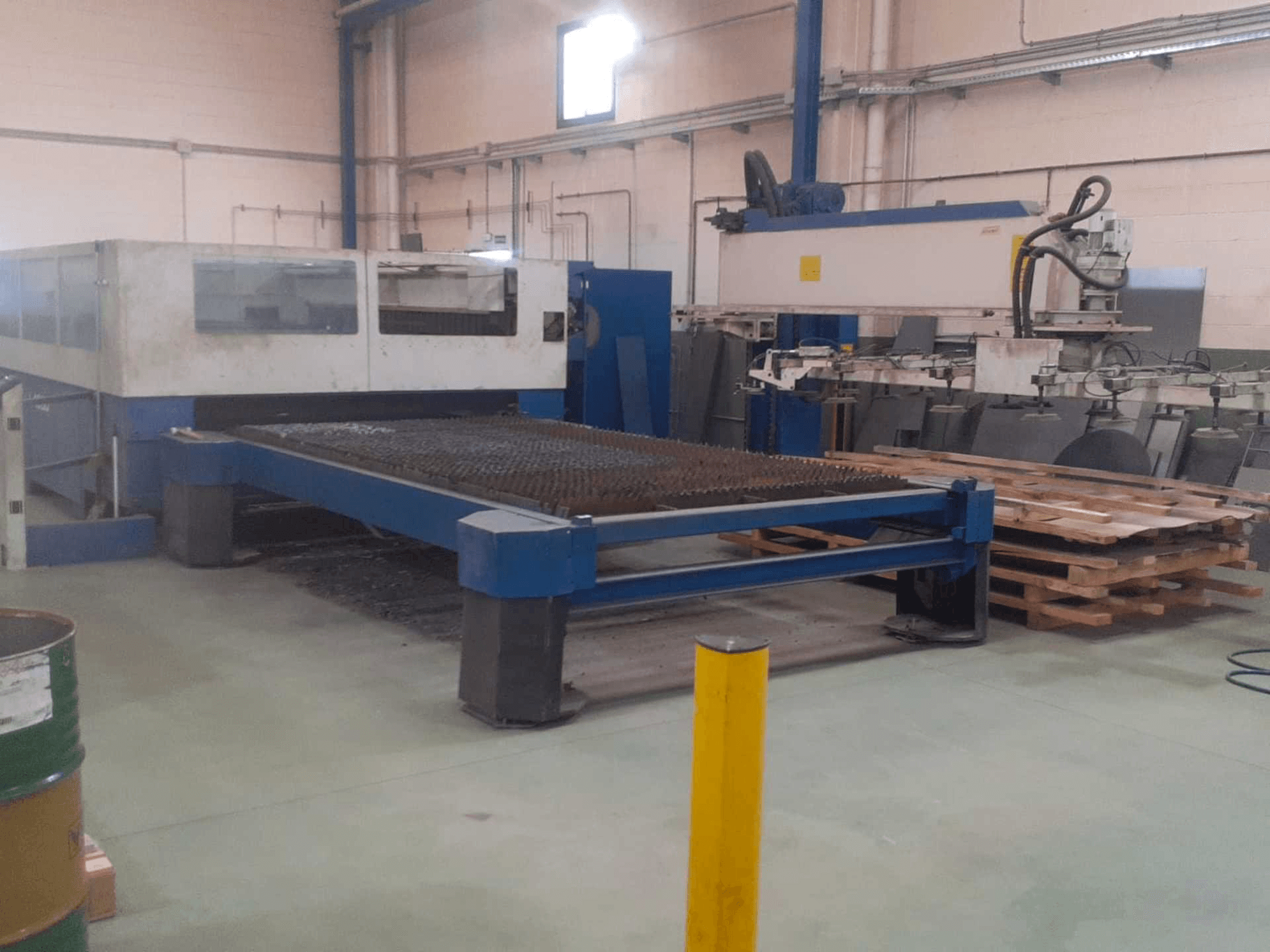Vista frontal de la máquina Trumpf Trumatic L4030