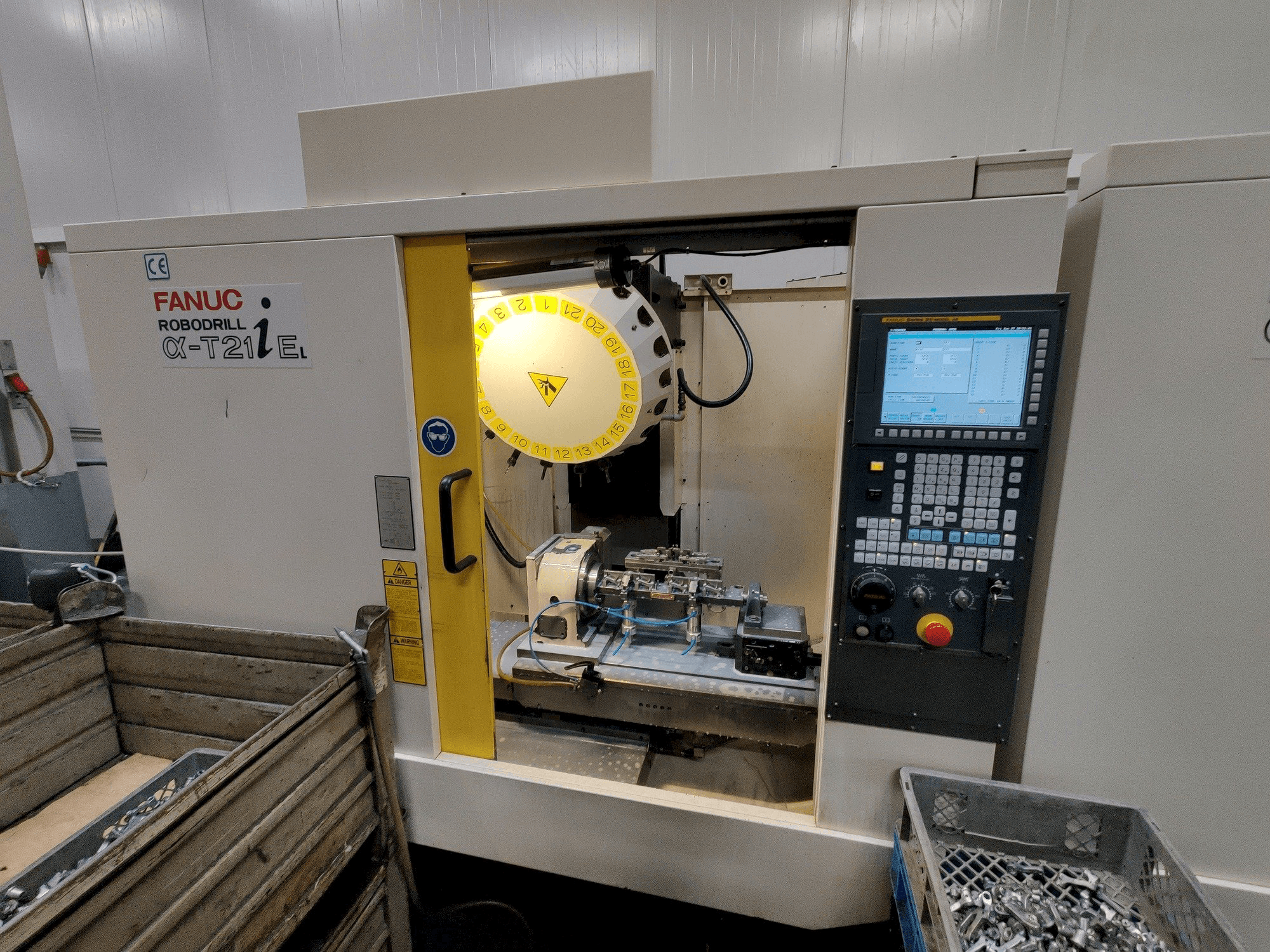 Vista frontal de la máquina FANUC Robodrill α-T21iEL