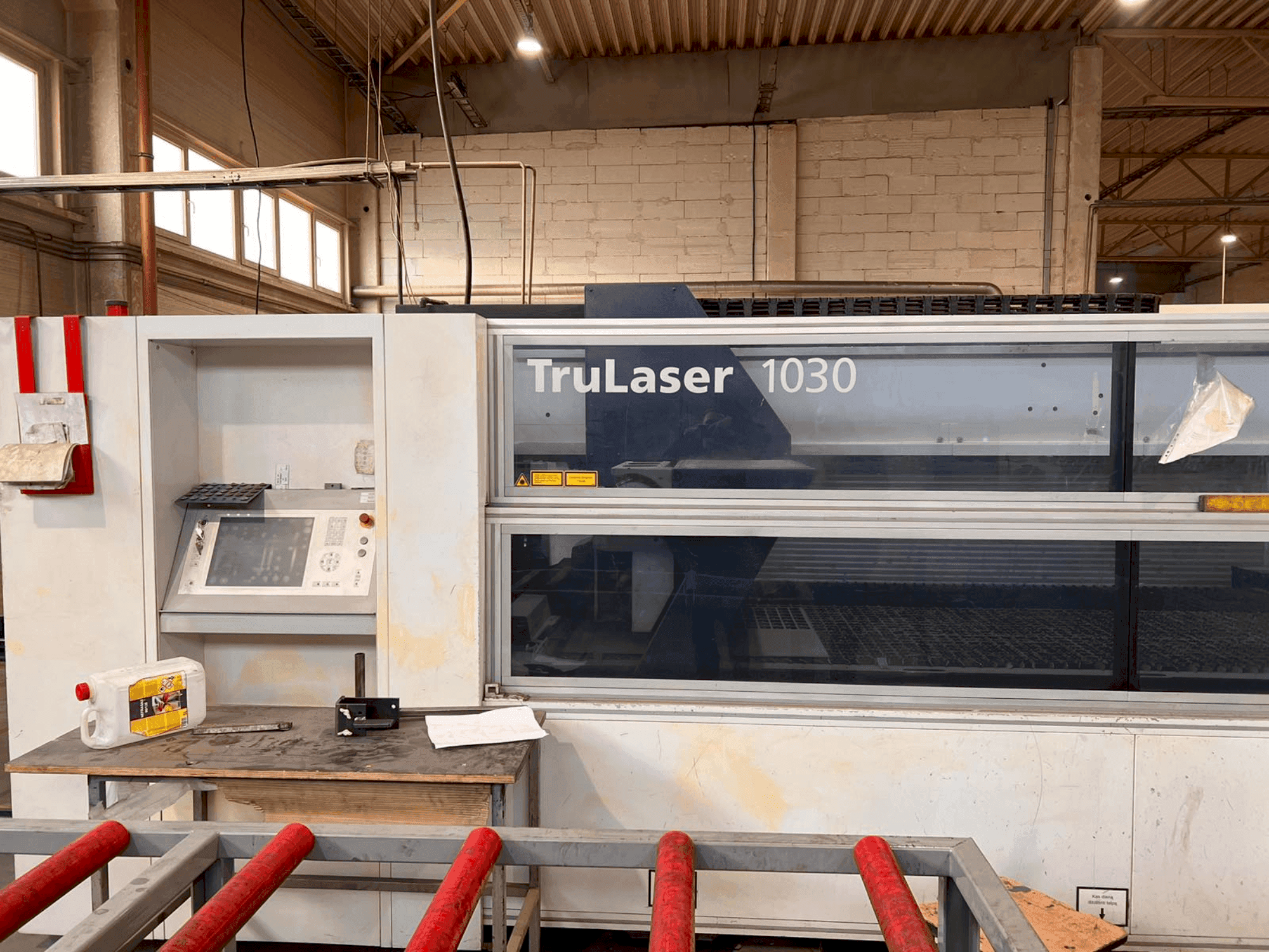 Vista frontal de la máquina TRUMPF TruLaser 1030