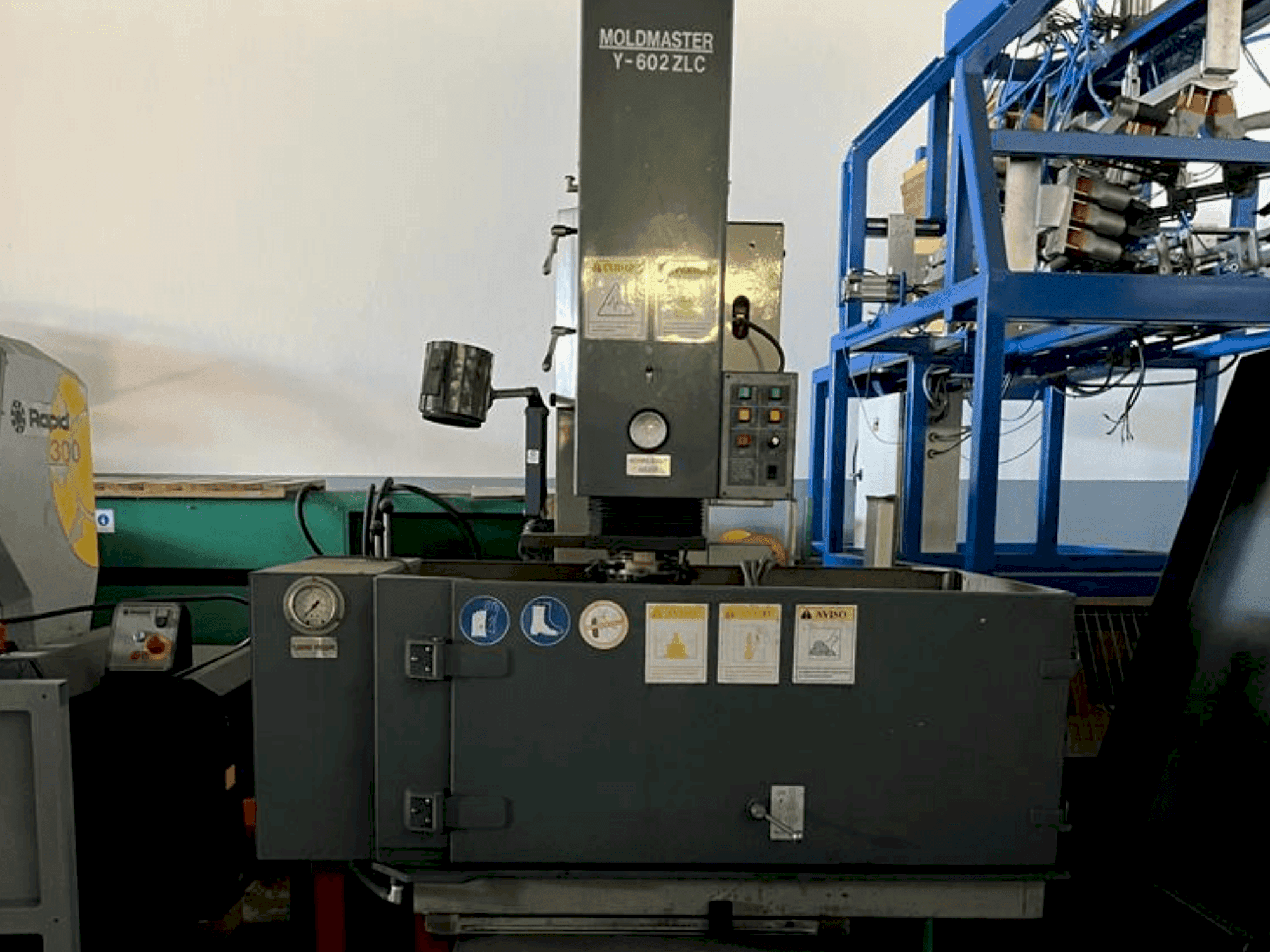 Vista frontal de la máquina MOLDMASTER Y-602 ZLC