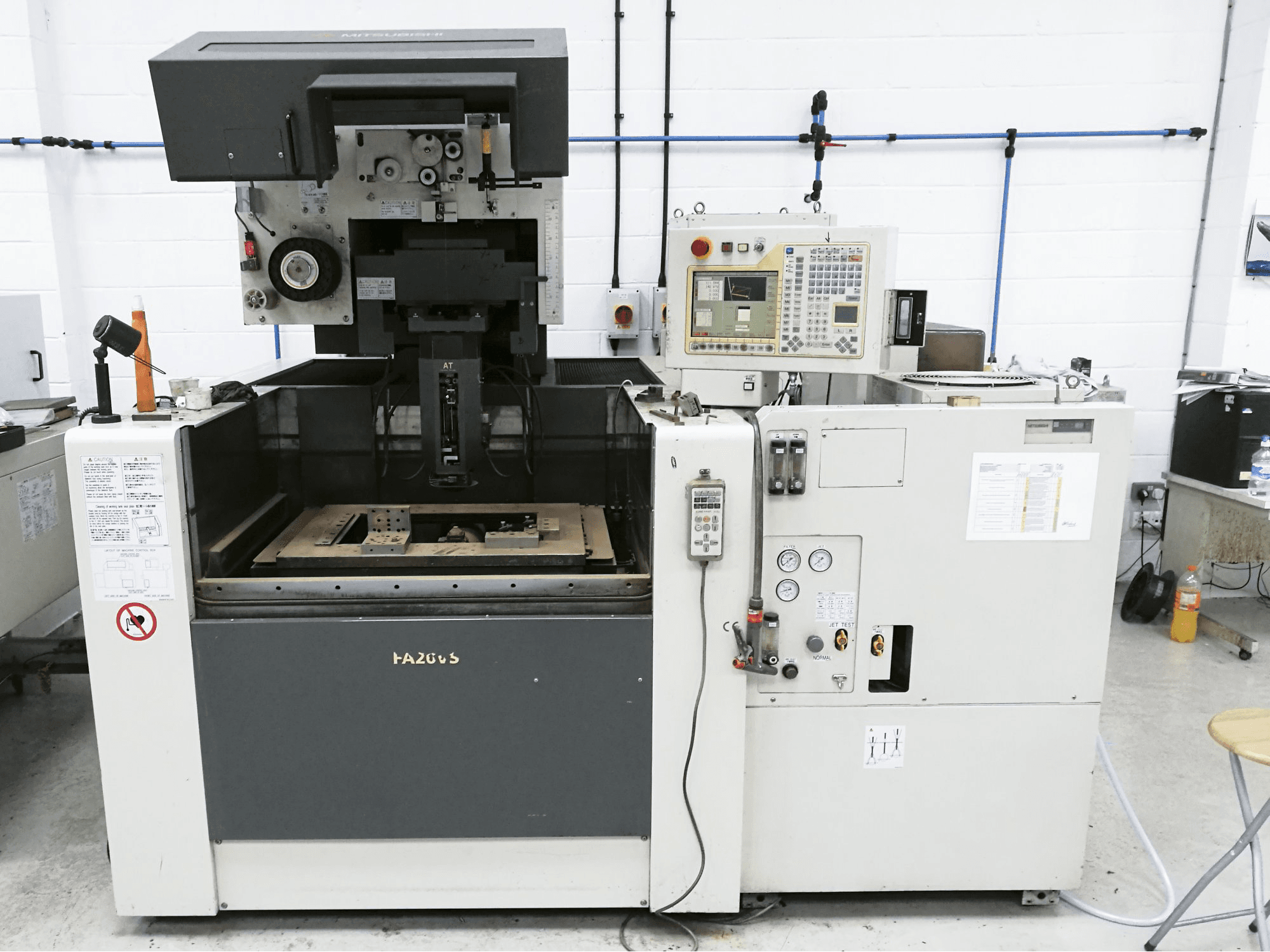 Vista frontal de la máquina Mitsubishi Electric FA20-VS