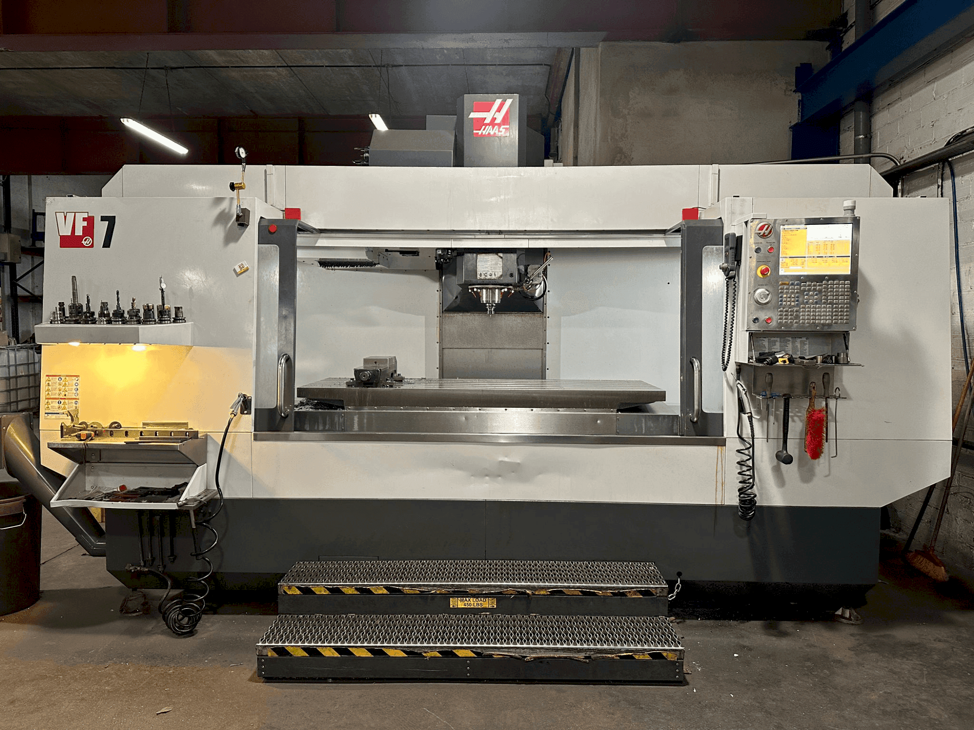 Vista frontal de la máquina HAAS VF-7/40