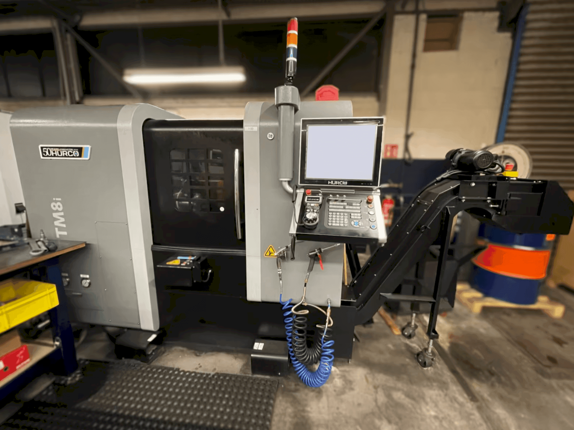 Vista frontal de la máquina Hurco TM8i