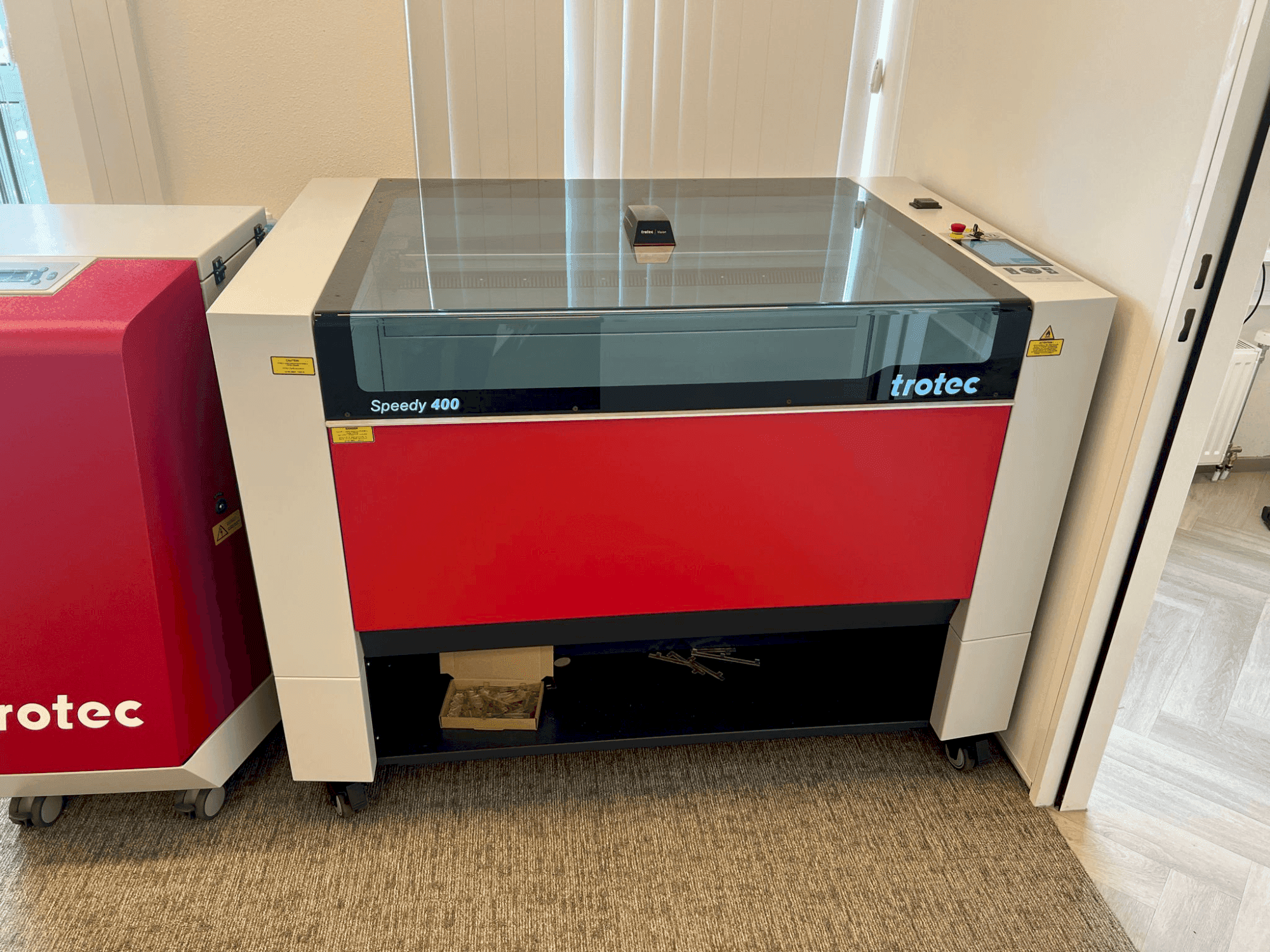 Vista frontal de la máquina Trotec Speedy 400