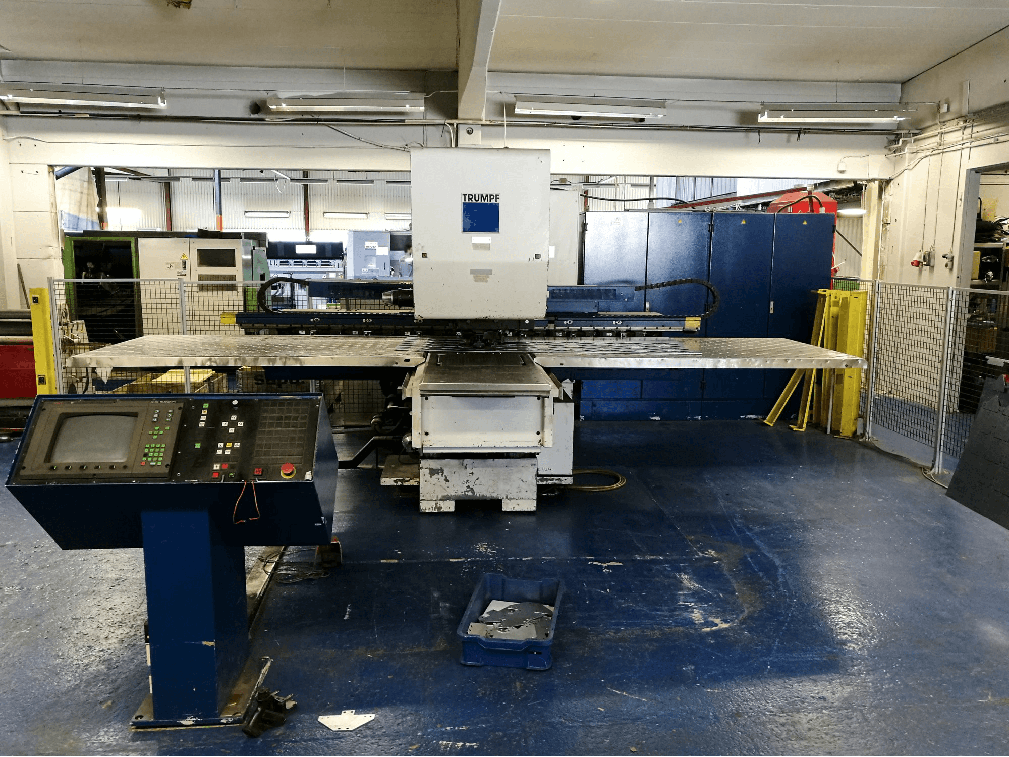 Vista frontal de la máquina Trumpf Trumatic 260 Rotation